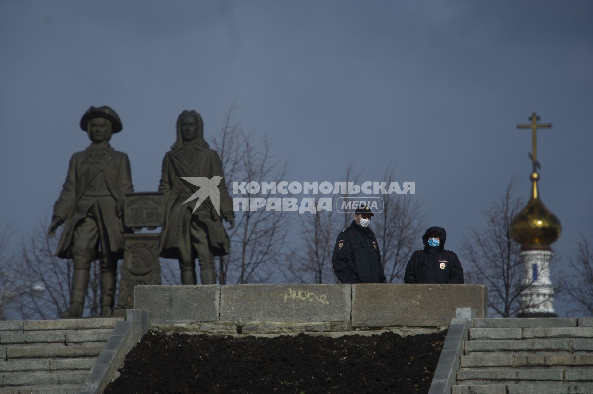 Екатеринбург. Полицейский патруль в медиинских масках у памятника основатериям города Василию Татищеву и Вильгельду Де Генину во время эпидемии коронавирусной инфекции COVID-19