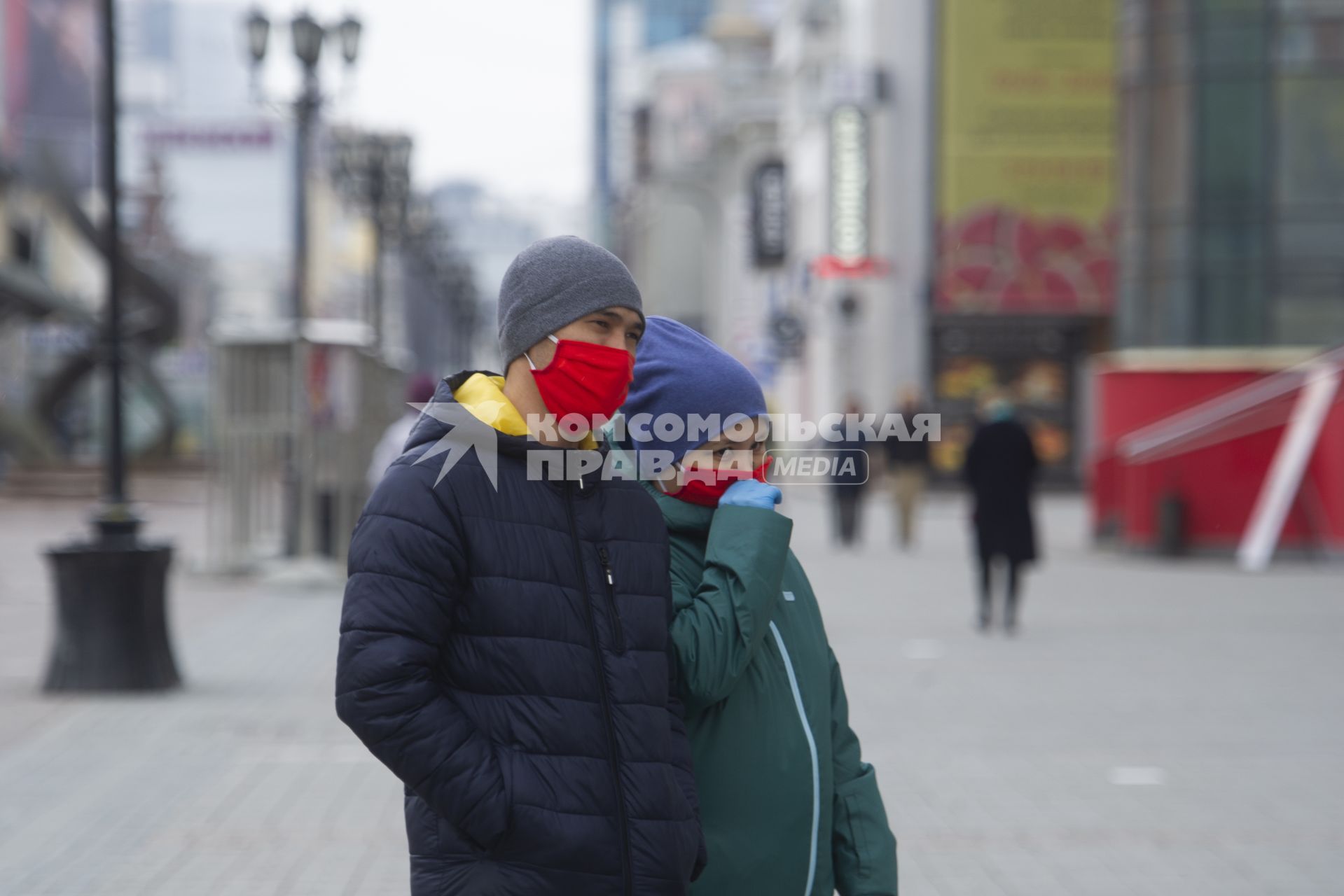 Екатеринбург.Горожане в медицинских масках во время эпидемии коронавирусной инфекции COVID-19