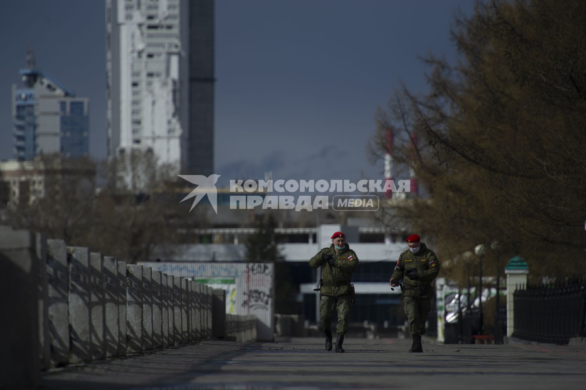 Екатеринбург. Патруль военной полиции на опустевшей набережной городского пруда во время эпидемии коронавирусной инфекции COVID-19