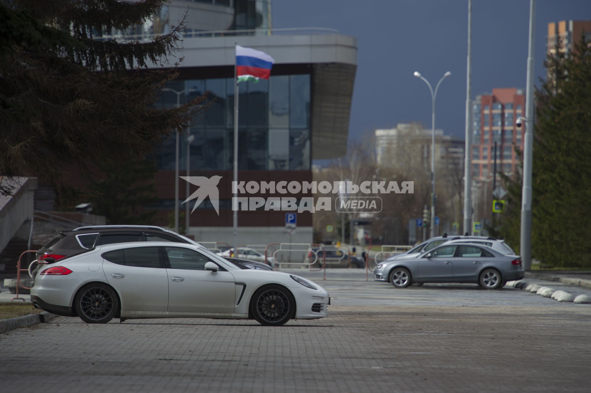 Екатеринбург. Стоянка лдя служебных и личных автомобилей у здания правительства Свердловской области