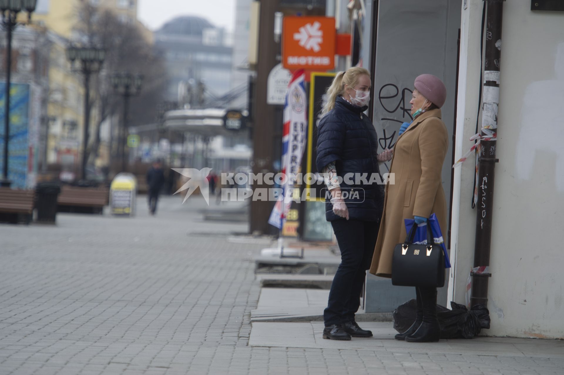 Екатеринбург. Женщины в медицинских масках во время эпидемии коронавирусной инфекции COVID-19