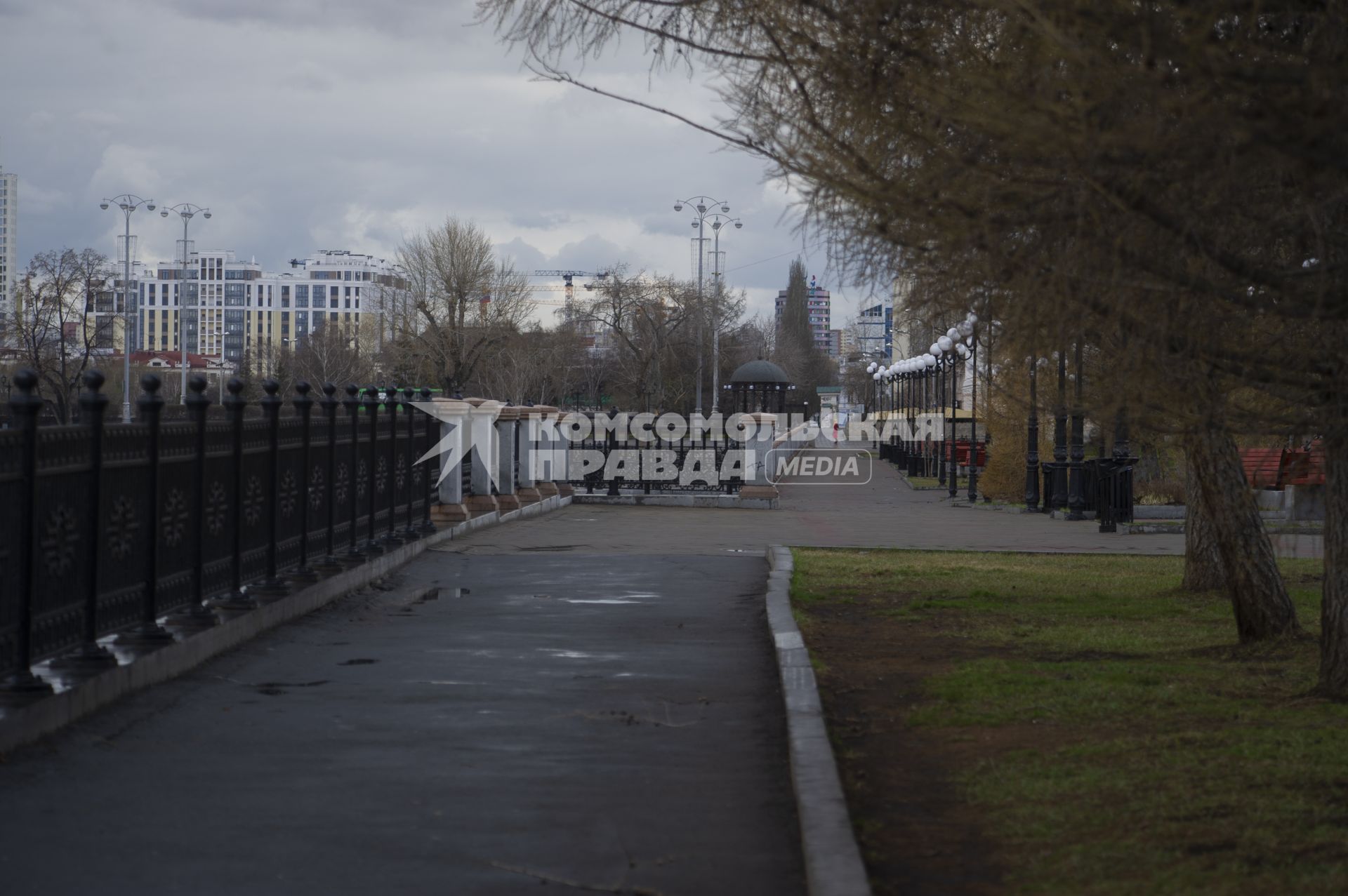 Екатеринбург. Опустевшая набережная городского пруда во время эпидемии коронавирусной инфекции COVID-19