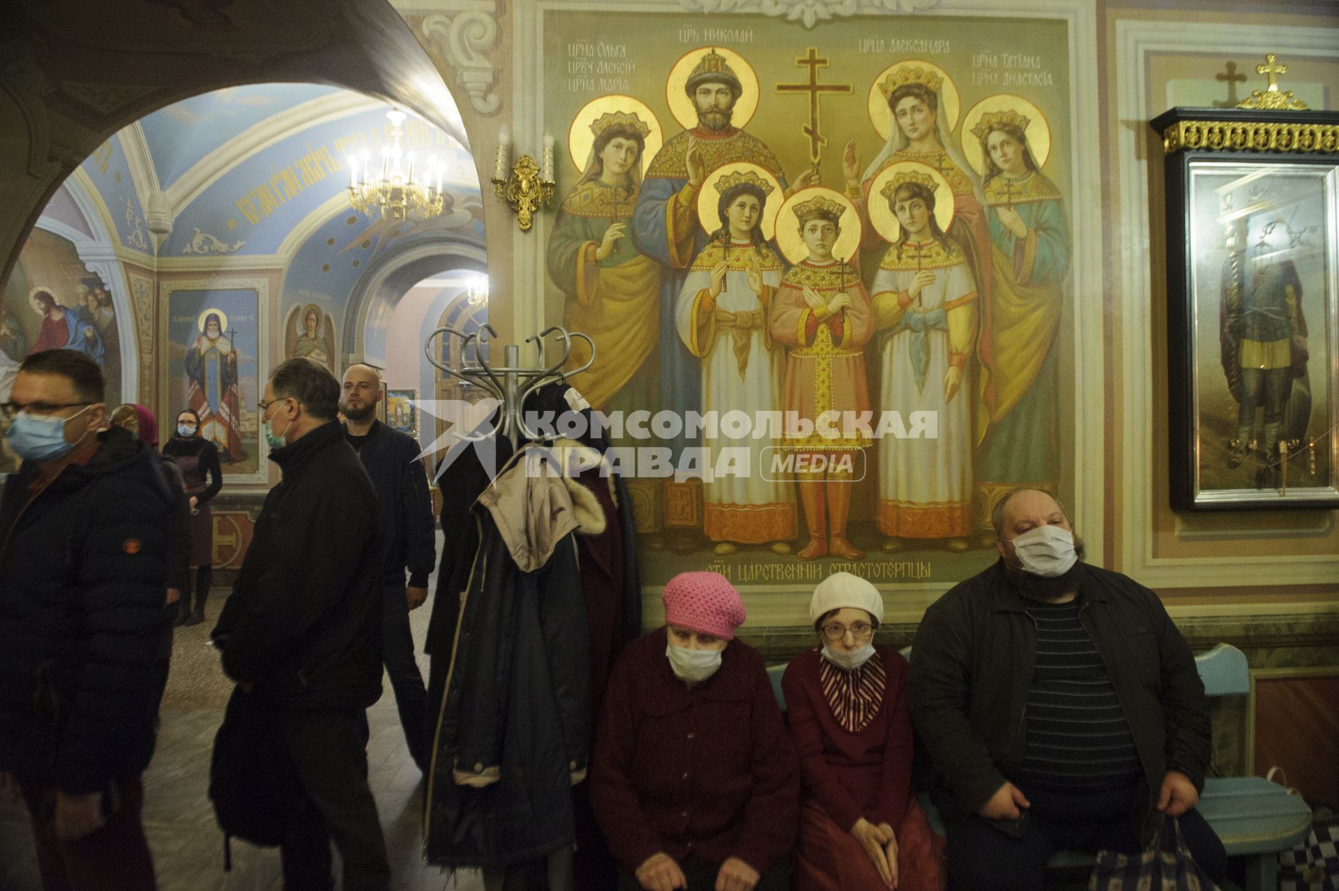 Екатеринбург. Вознесенская церковь. Пасхальное богослужение, проведенное вприсутствии большого колличества прихожан, вопреки требованию главного санитарного врача Свердловской области и митрополита Екатеринбургского и Верхотурского Кирилла, не посещать церкви и храмы, для нераспространения коронавирусной инфекции COVID-19