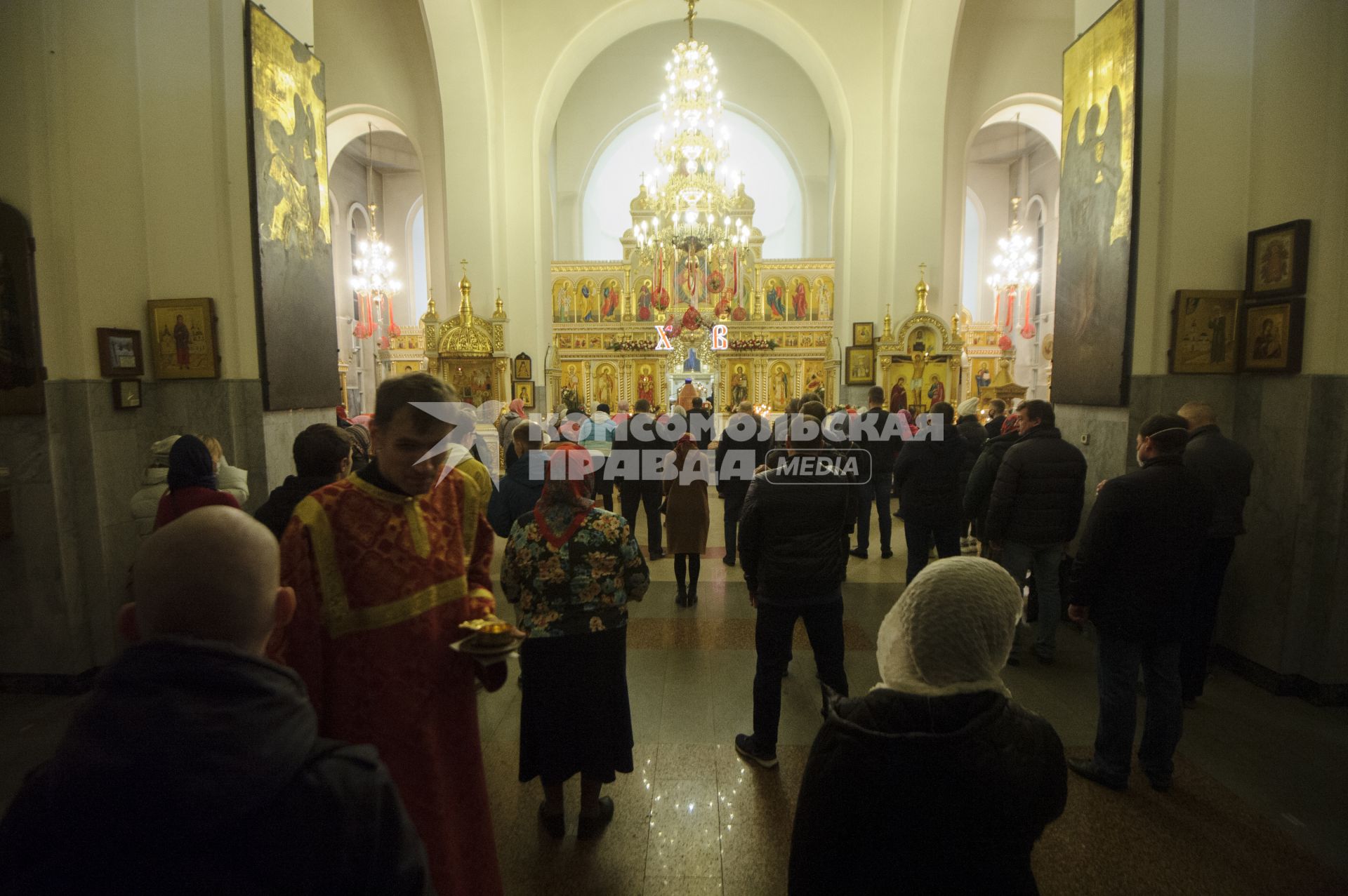 Екатеринбург. Храм рождества Христова. Пасхальное богослужение, проведенное вприсутствии большого колличества прихожан, вопреки требованию главного санитарного врача Свердловской области и митрополита Екатеринбургского и Верхотурского Кирилла, не посещать церкви и храмы, для нераспространения коронавирусной инфекции COVID-19