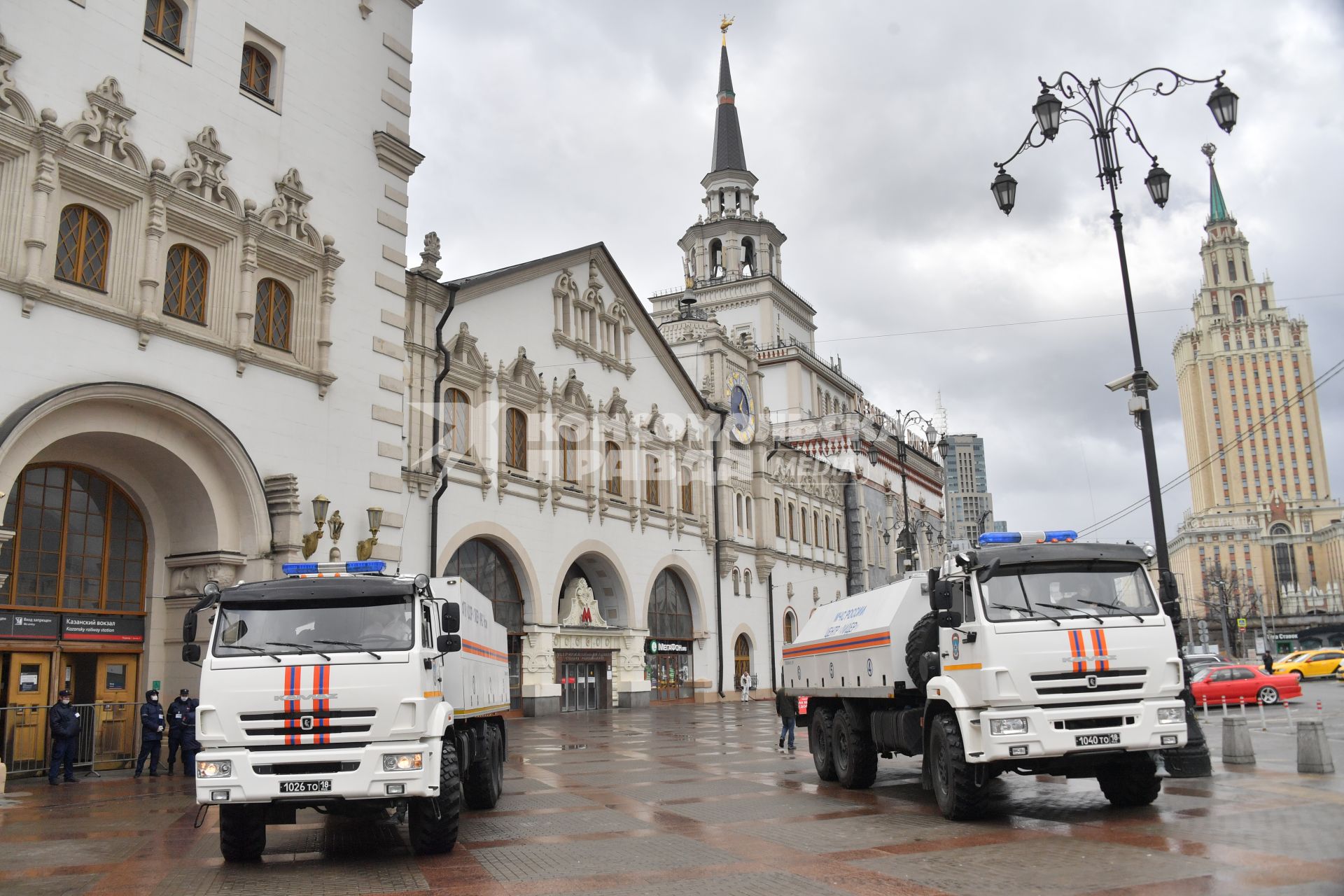 Москва.  Проведение  обработки  помещений Казанского вокзала сотрудниками чентра спасательных операций особого риска `Лидер` МЧС РФ  в рамках мер по борьбе с распространением коронавирусной инфекции.