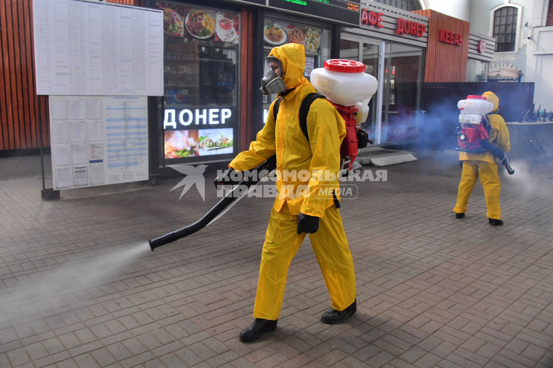 Москва. Сотрудник центра по проведению спасательных операций особого риска `Лидер` МЧС РФ проводит обработку Казанского вокзала в рамках мер по борьбе с распространением коронавирусной инфекции.