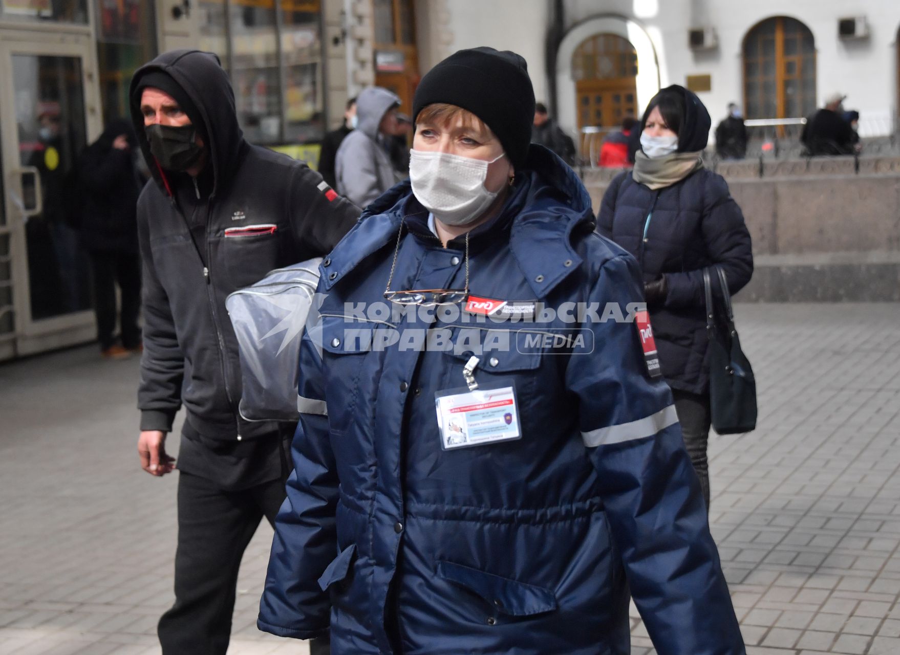 Москва. Сотрудница РЖД в медицинской маске на Казанском вокзале.