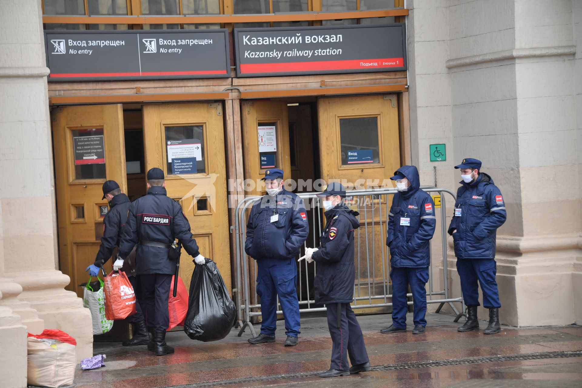 Москва. Сотрудники полиции и Росгвардии на Казанском вокзале.