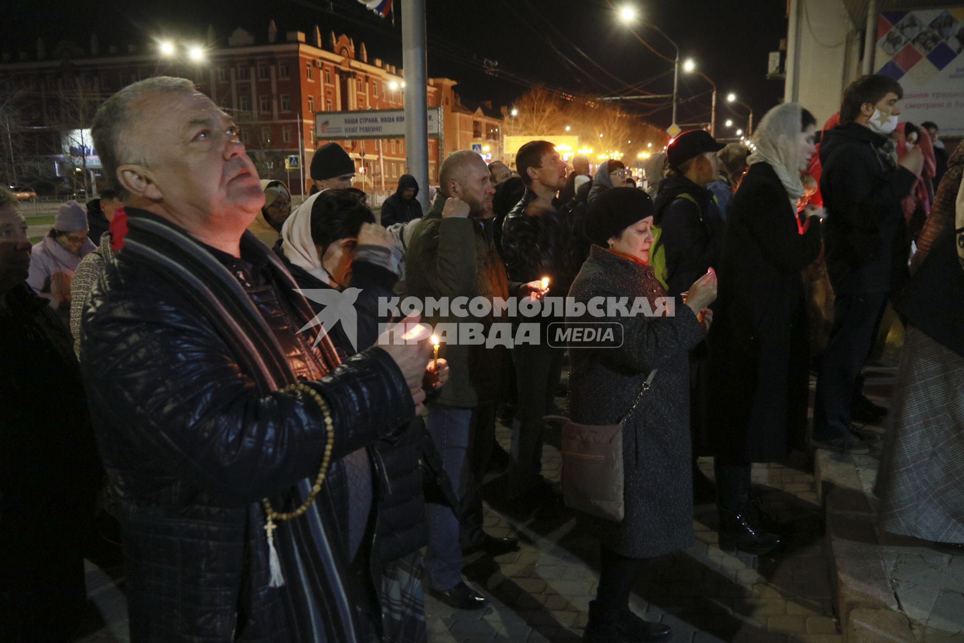 Барнаул. Верующие у церкви во время праздничного пасхального богослужения.