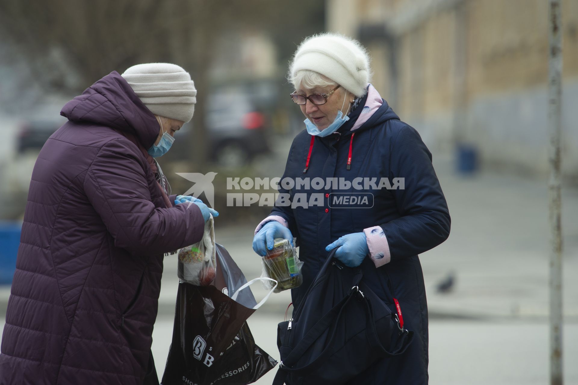 Екатеринбург. Бабушки обмениваются продуктами питания во время режима самоизоляции введеного для нераспространения коронавирусной инфекции COVID-19