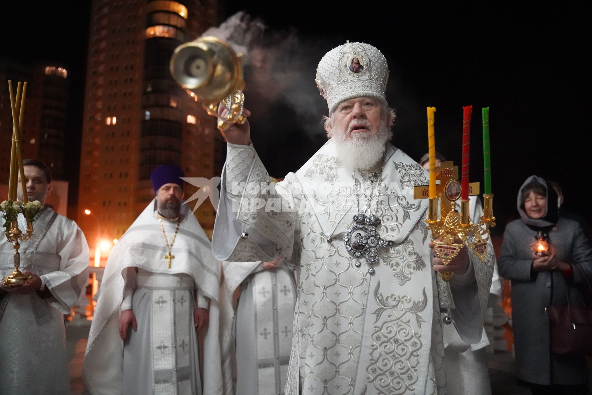 Самара. Священнослужители во время праздничного пасхального богослужения.