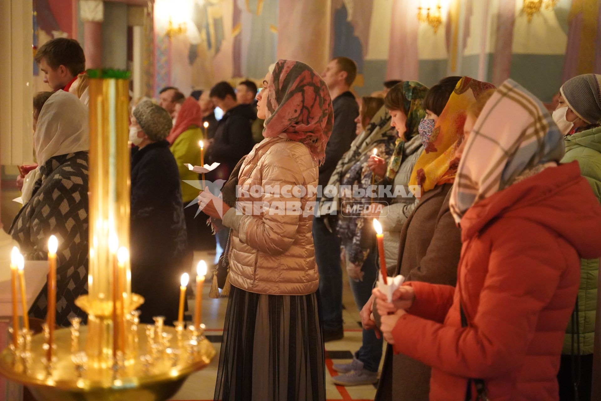 Самара. Верующие во время праздничного пасхального богослужения.