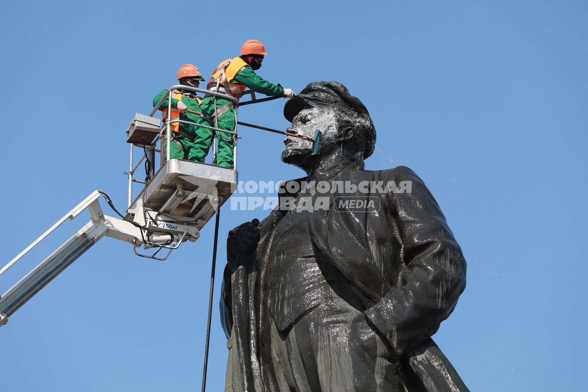 Красноярск. Сотрудники коммунальных служб моют памятник  В.И. Ленину.