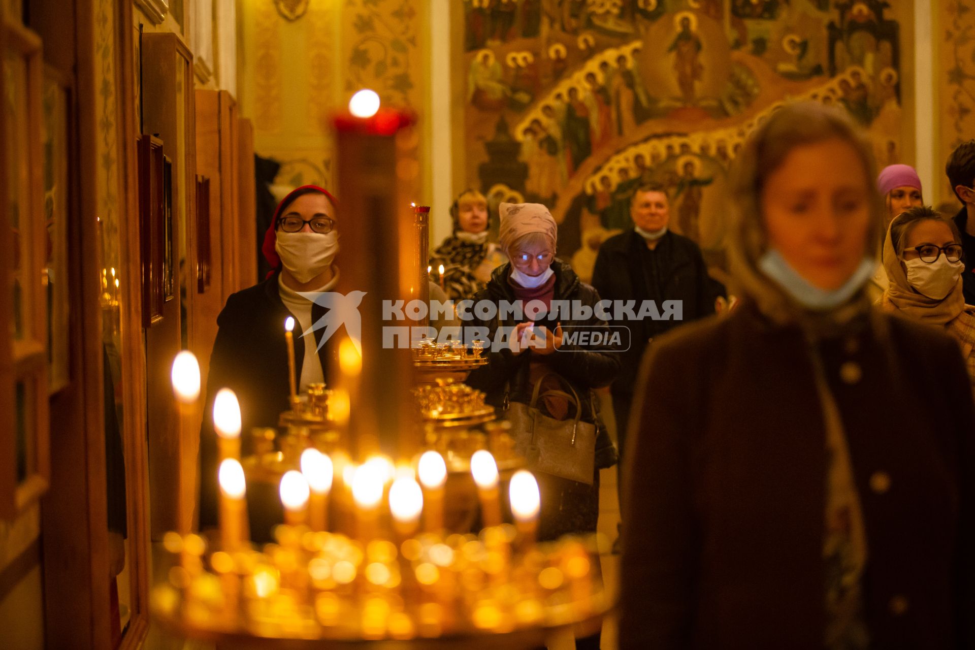 Челябинск. Прихожане в медицинских масках во время Пасхального богослужения.