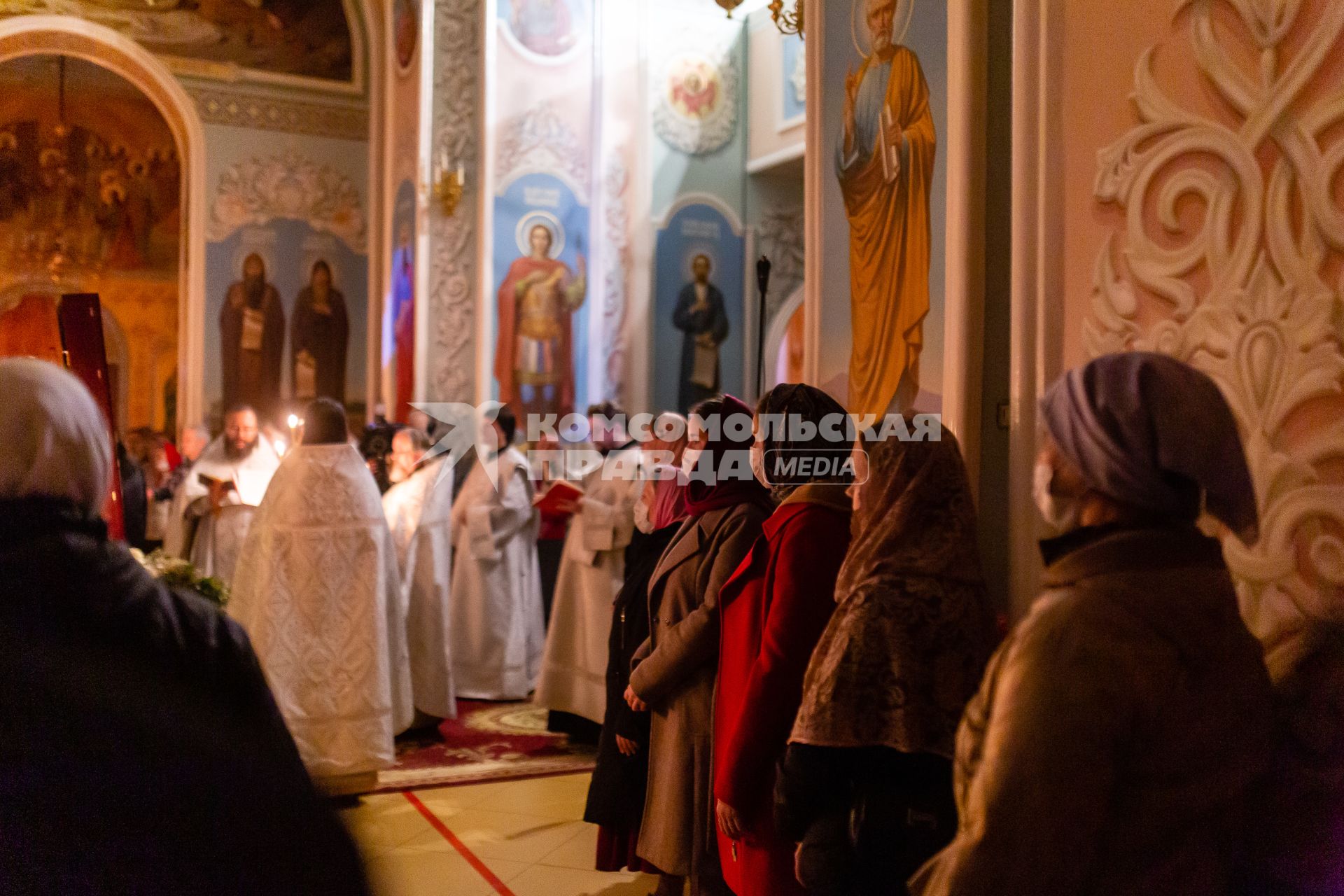 Челябинск. Прихожане в медицинских масках во время Пасхального богослужения.