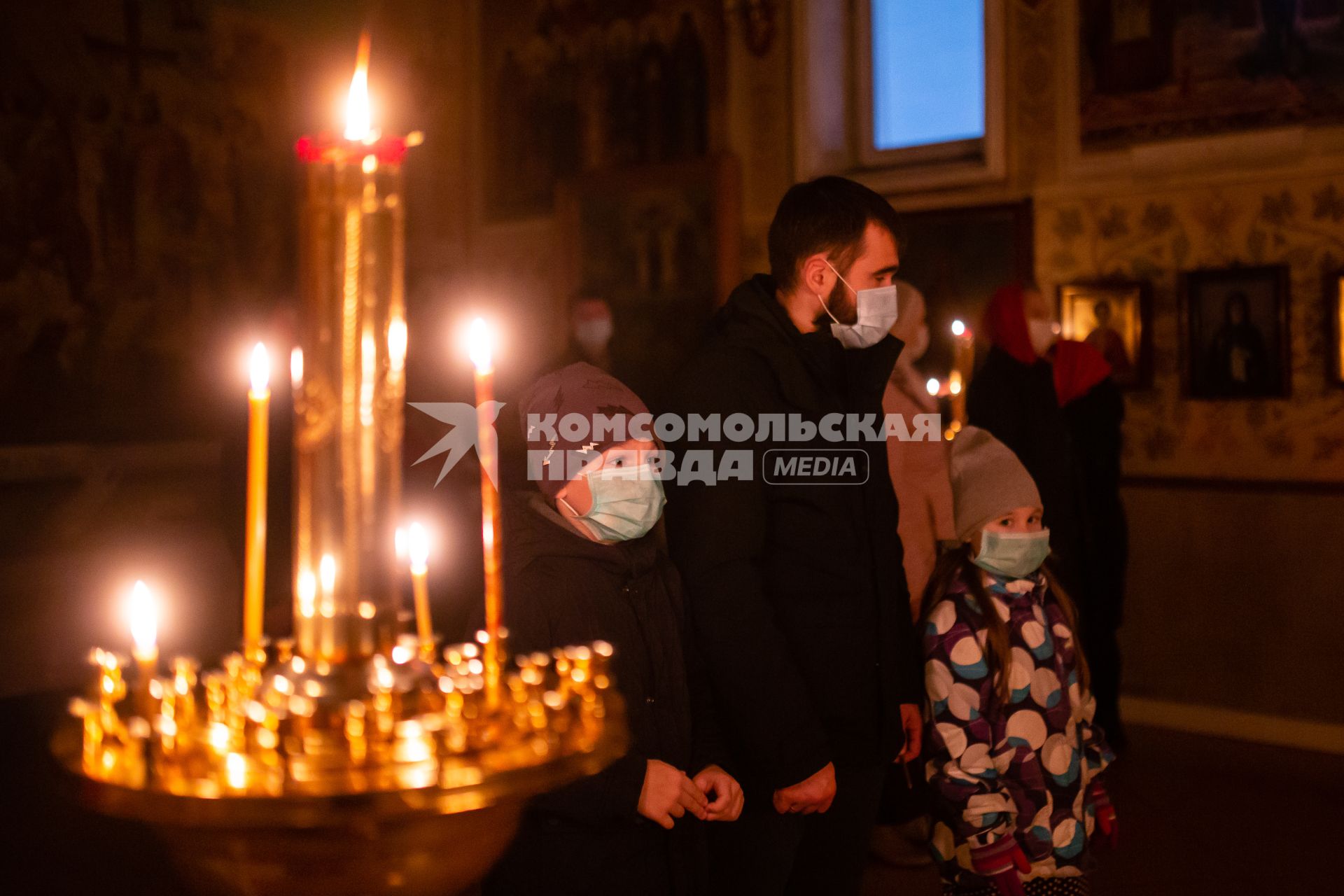 Челябинск. Прихожане в медицинских масках во время Пасхального богослужения.