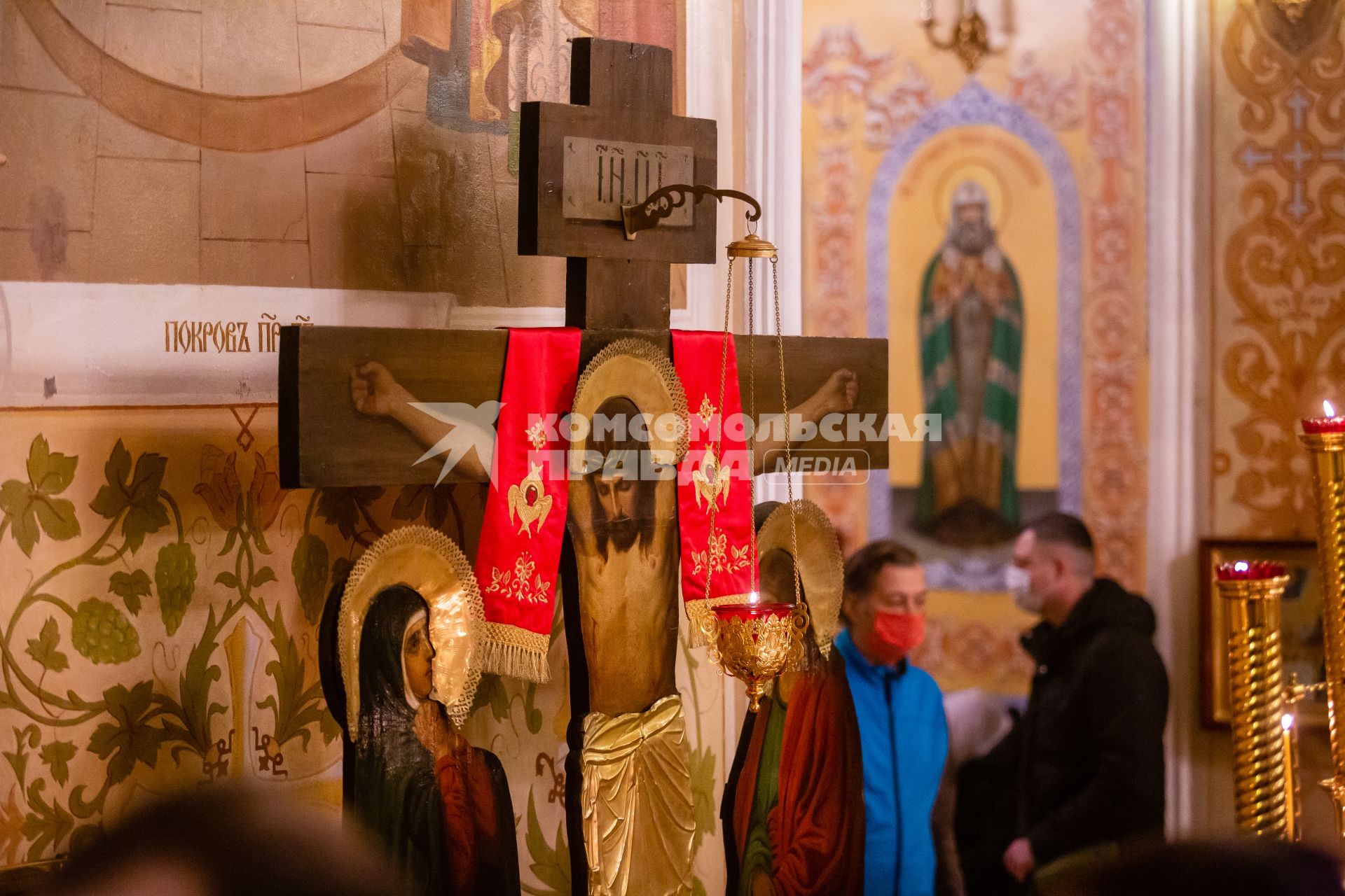 Челябинск. Прихожане в медицинских масках во время Пасхального богослужения.