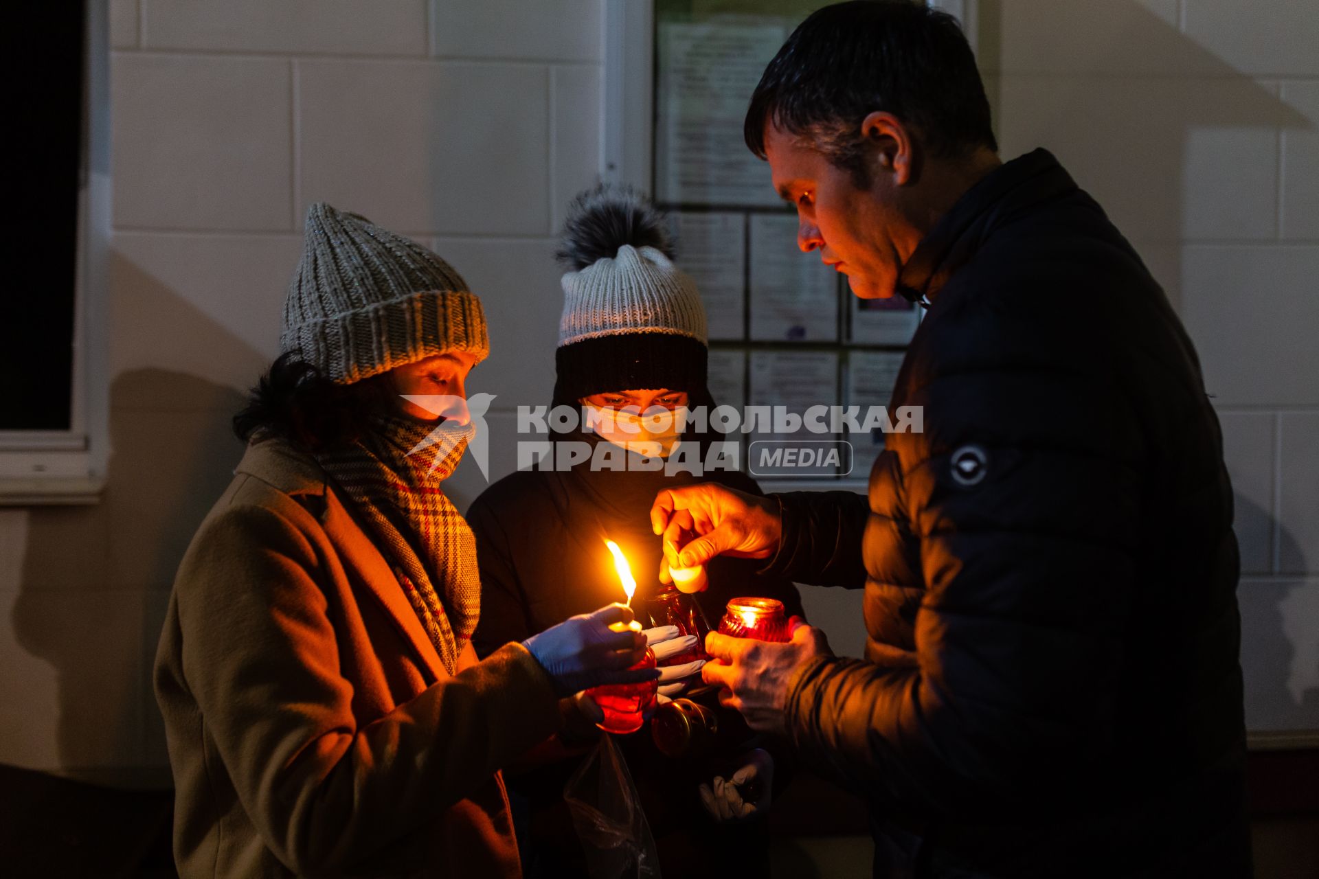 Челябинск. Прихожане в медицинских масках во время Пасхального богослужения рядом с церковью.