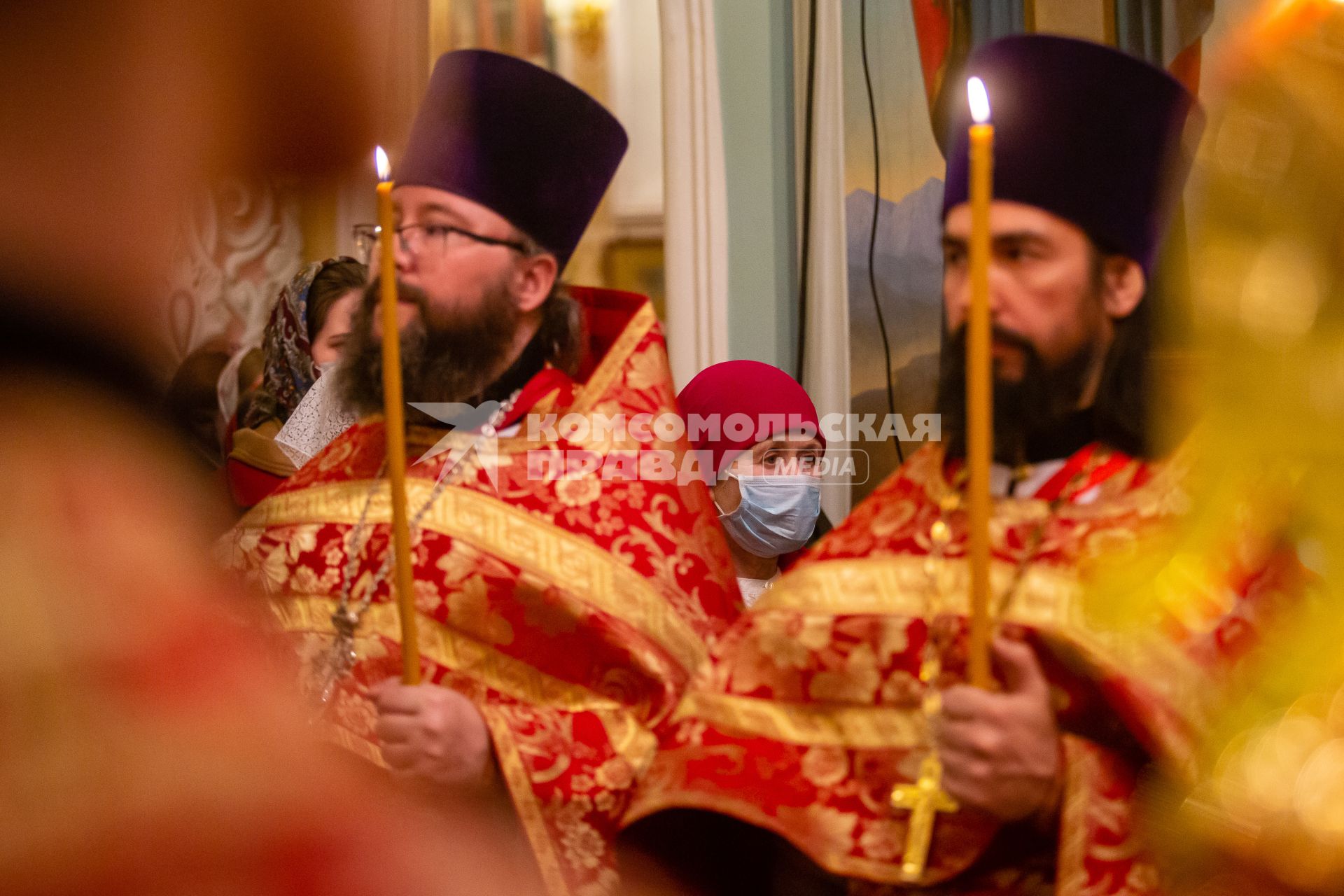 Челябинск. Прихожане в медицинских масках во время Пасхального богослужения.