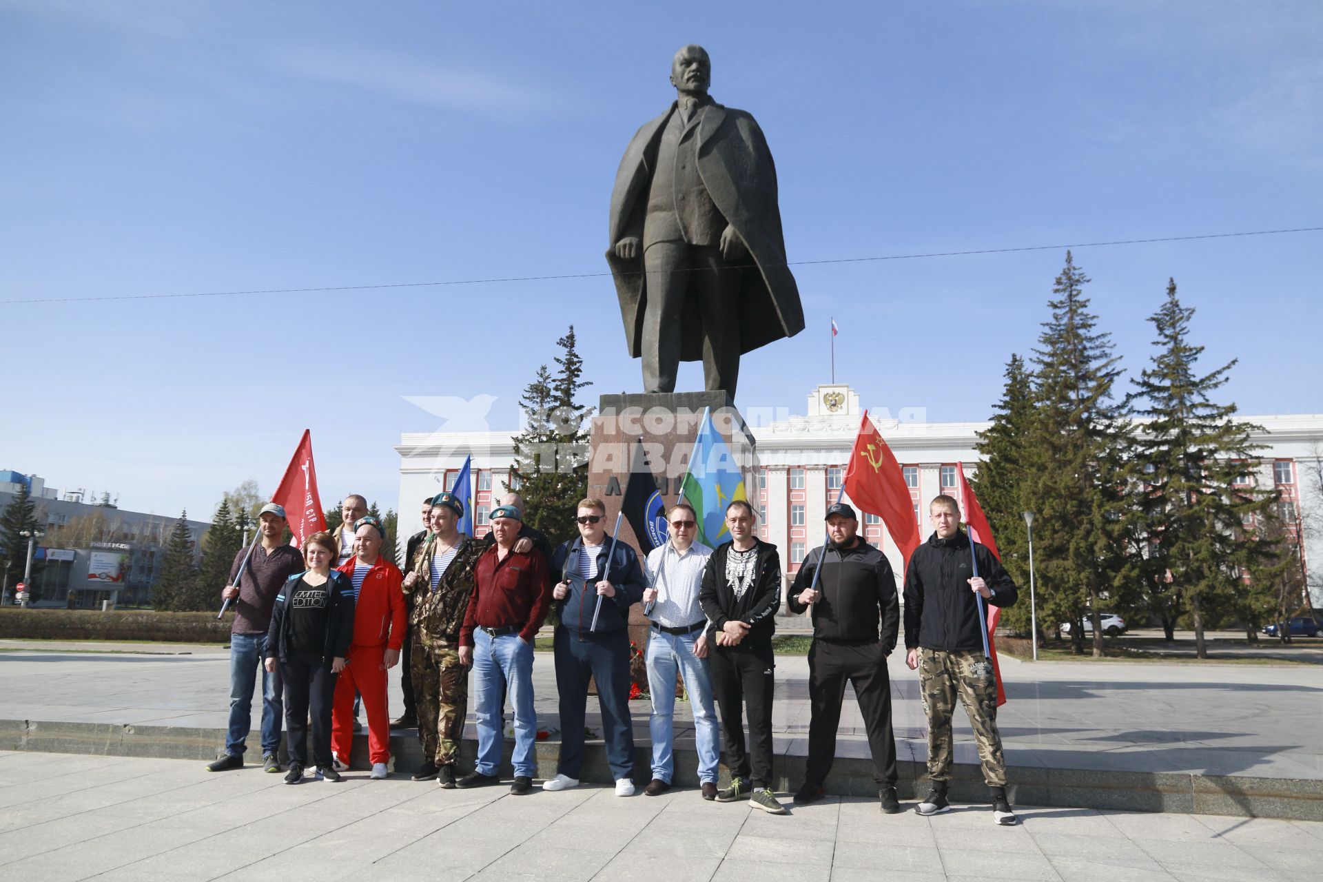 Барнаул. Участники акции,  приуроченной к 150-летию со дня рождения В. И. Ленина, возлагают цветы к его памятнику.