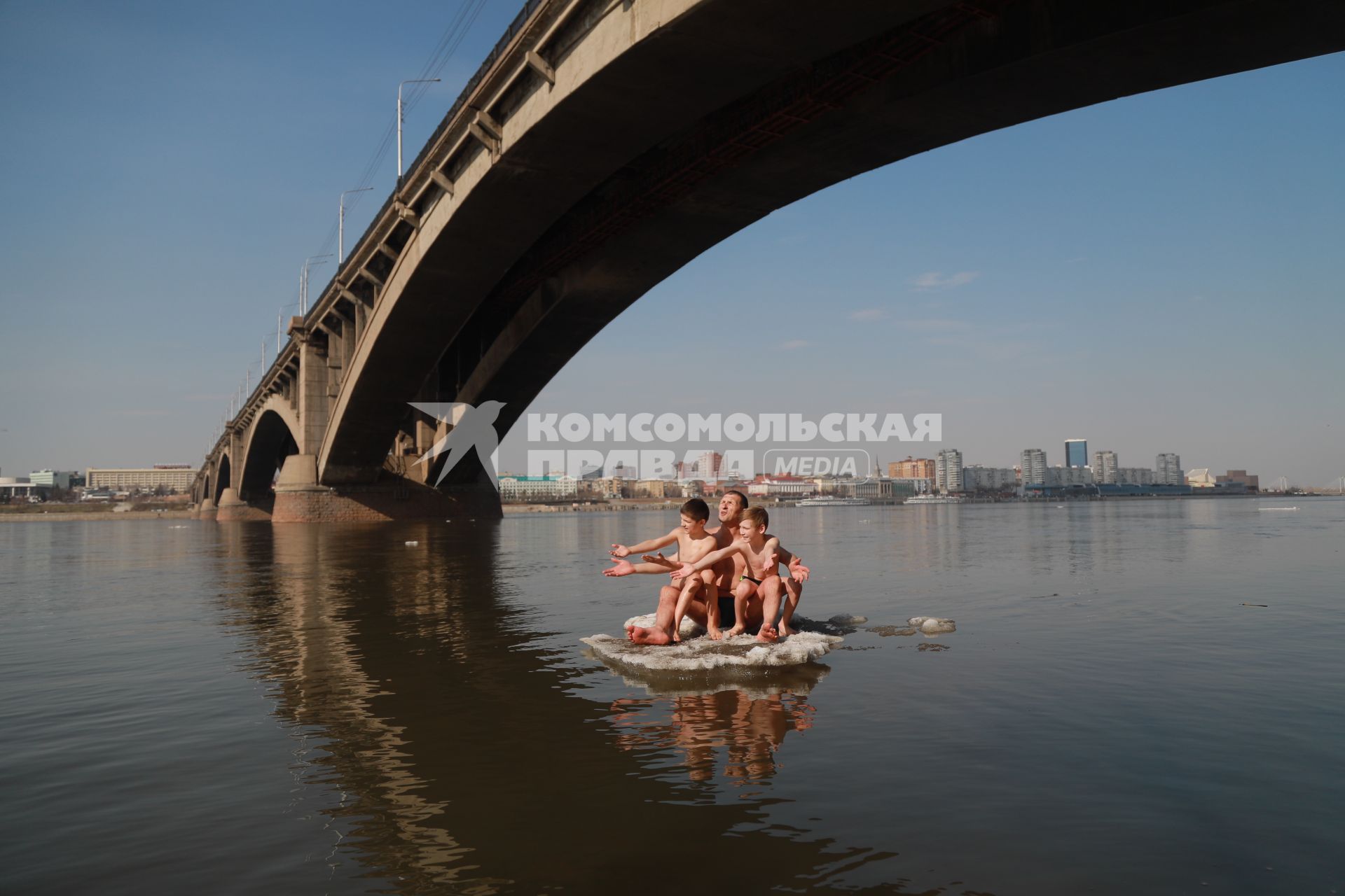 Красноярск. Занятия зимним плаванием на Енисее.