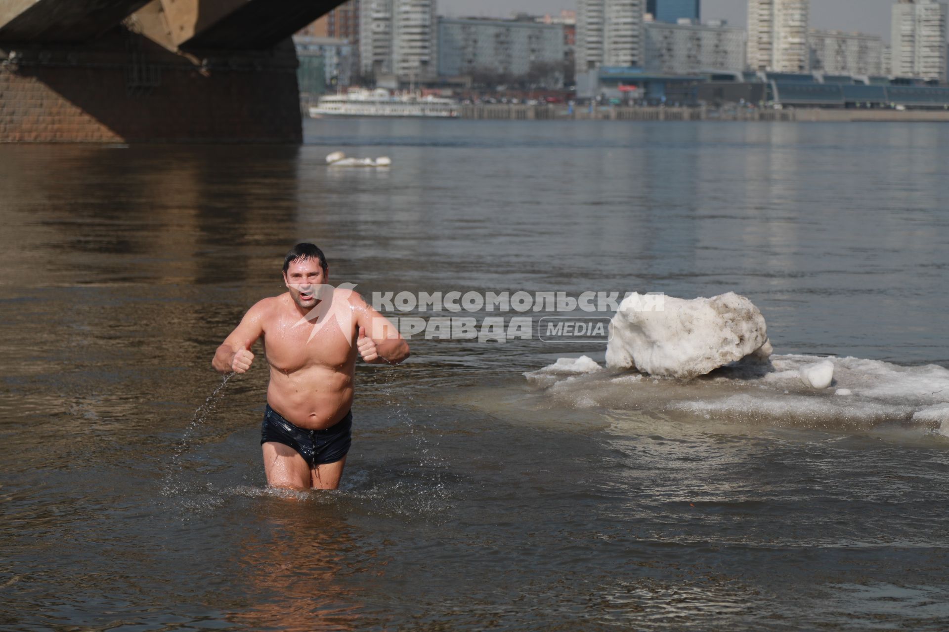 Красноярск. Мужчин  занимается зимним плаванием на Енисее.