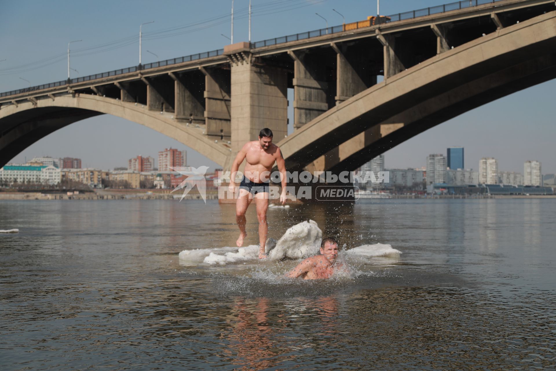 Красноярск. Мужчины занимаются зимним плаванием на Енисее.