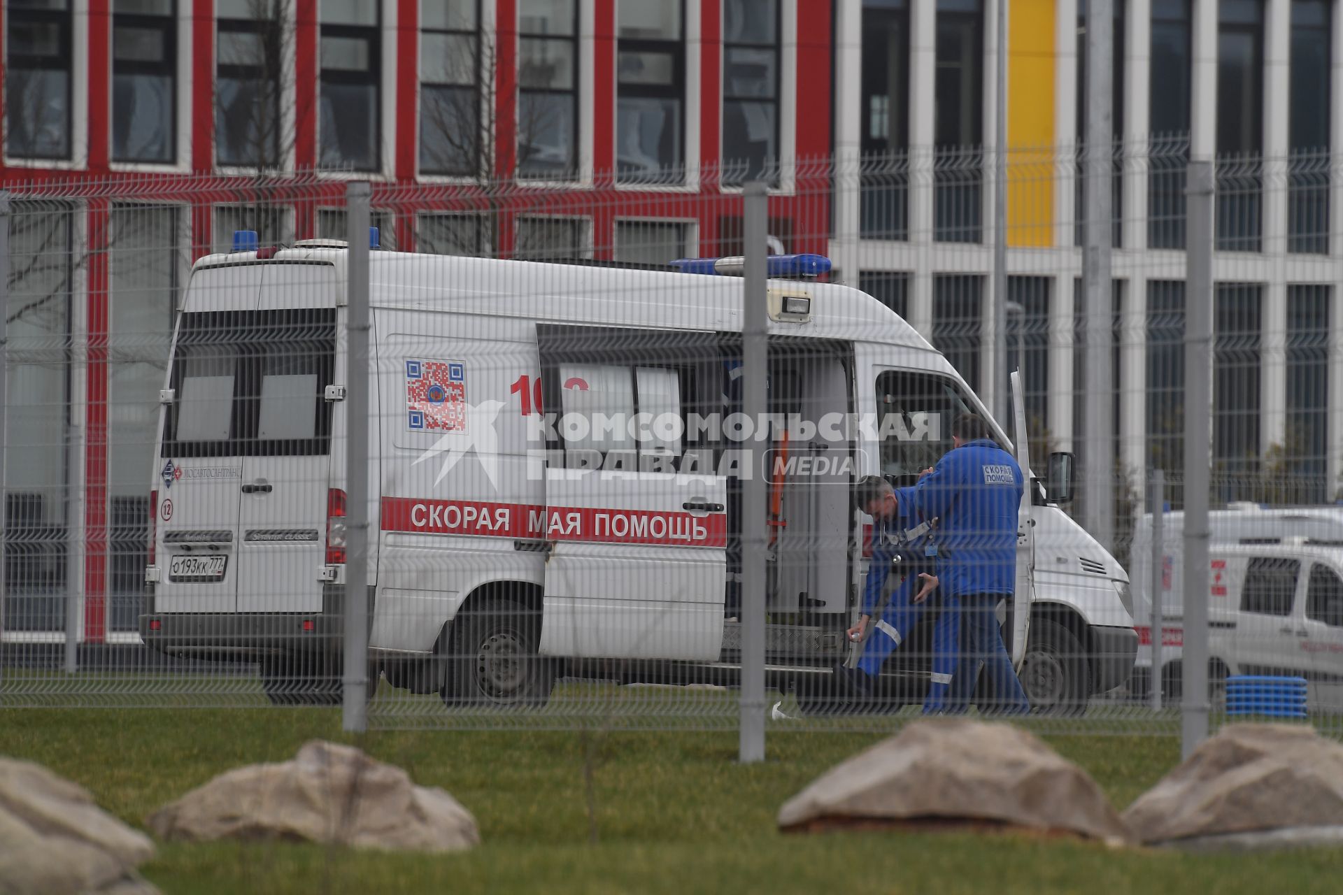 Москва. Автомобиль скорой помощи у медицинского центра  `Новомосковский` в Коммунарке.