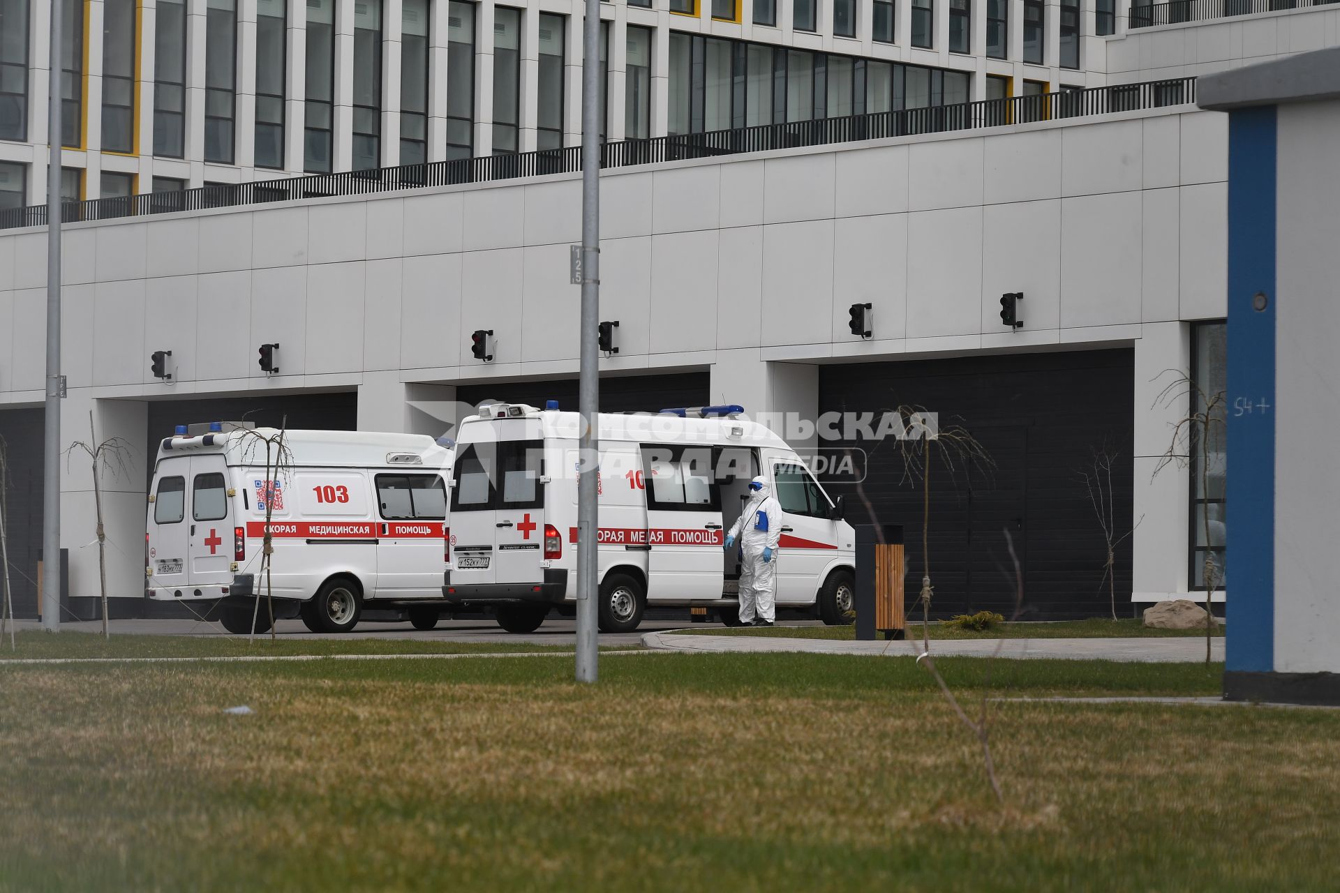 Москва. Автомобили скорой помощи у медицинского центра  `Новомосковский` в Коммунарке.