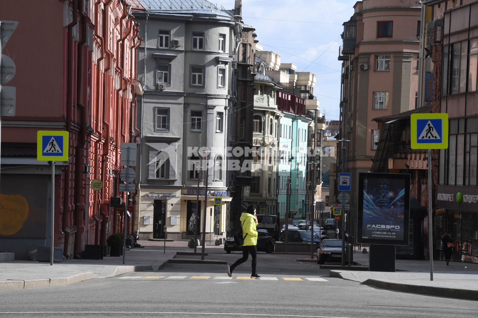 Москва. Мало пешеходов на улице.