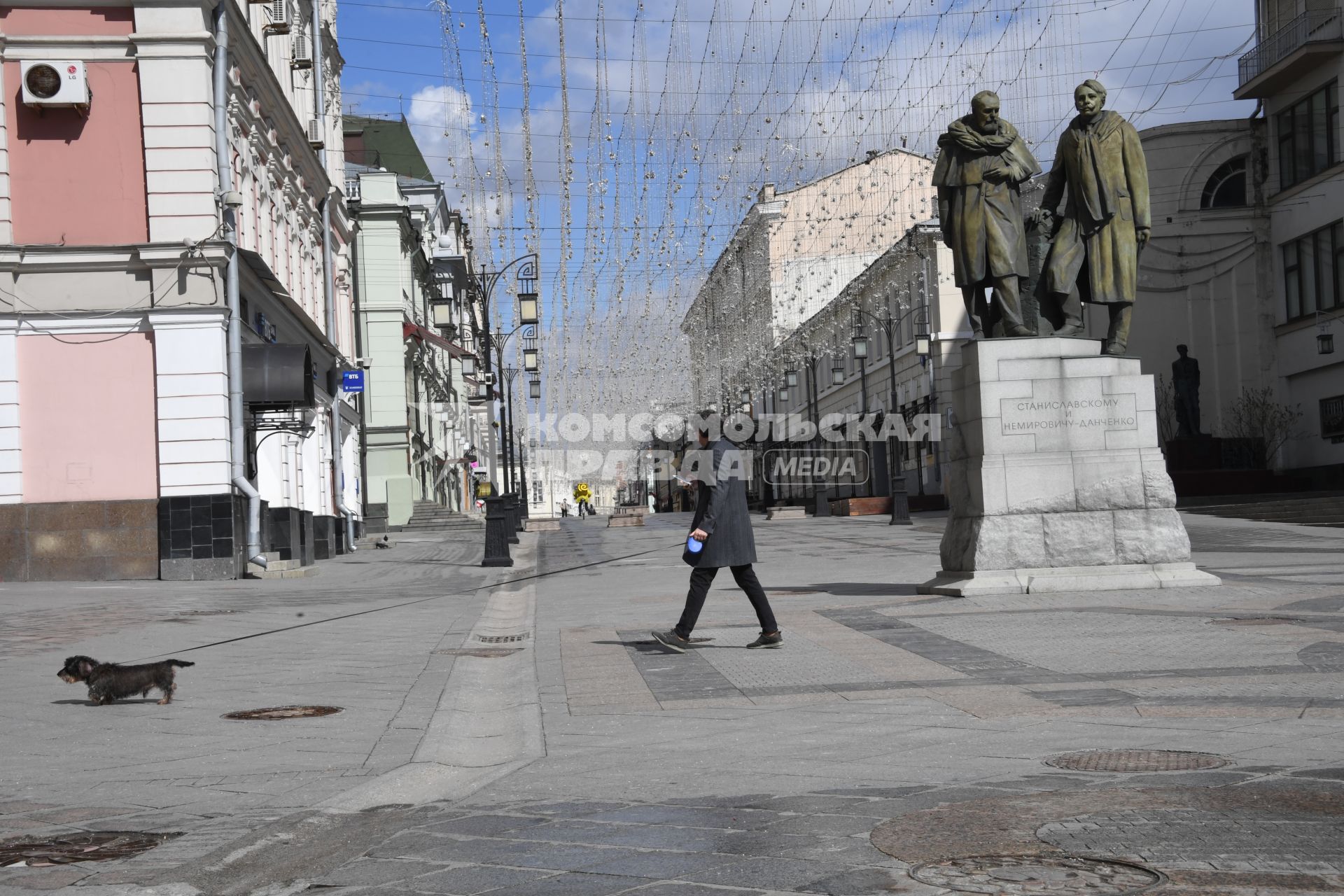 Москва. Мужчина с собакой в Камергерском переулке