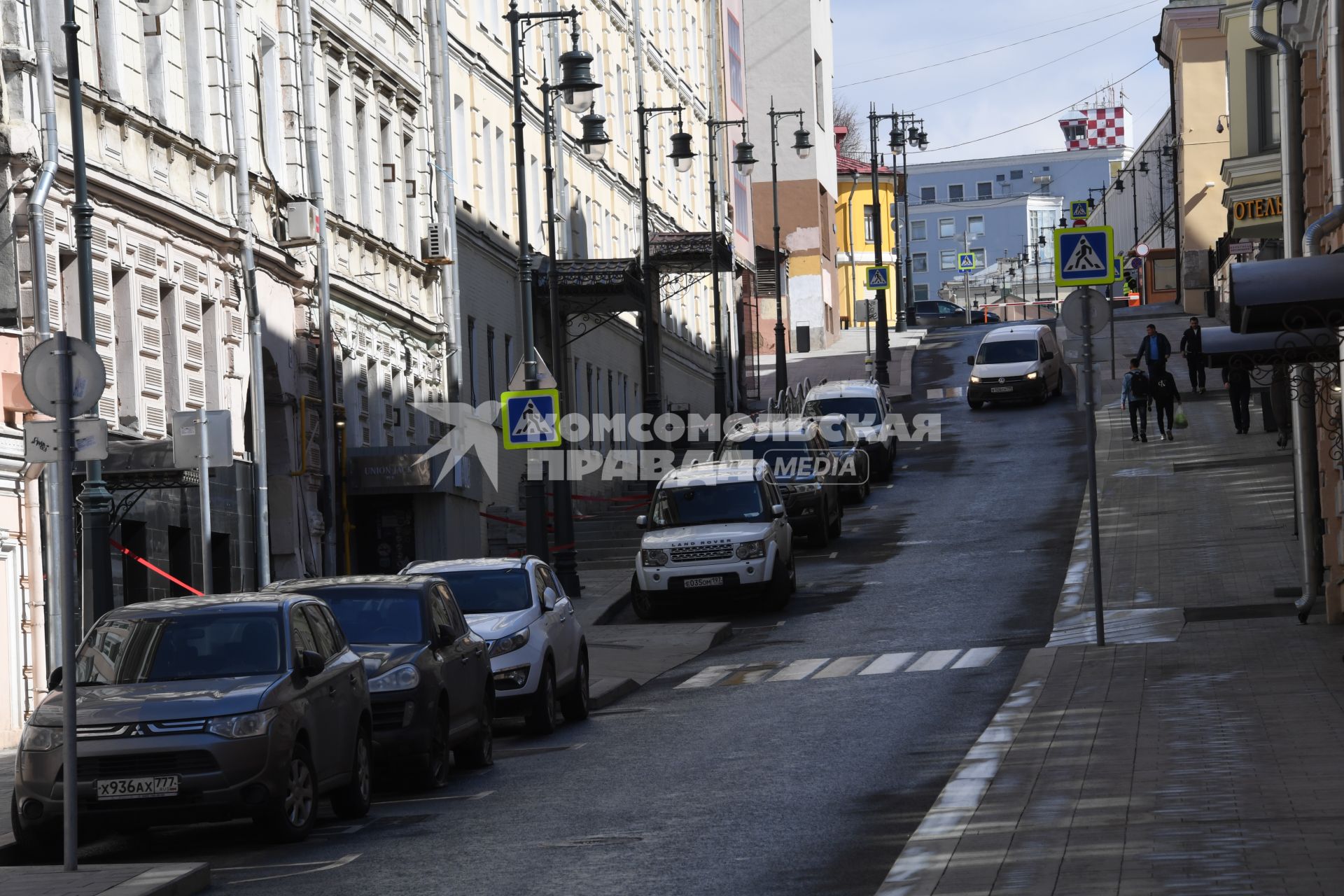 Москва. Вид на городскую улицу без пешеходов.