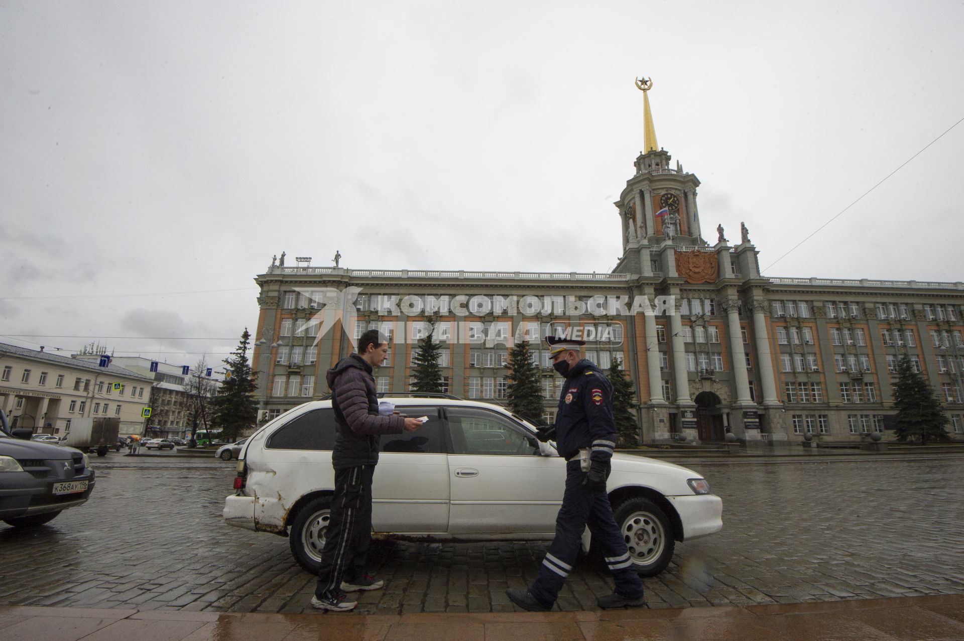 Екатеринбург. Сотрудник ГИБДД в медицинской маске  во время режима самоизоляции введенного для нераспространения коронавирусной инфекции COVID-19