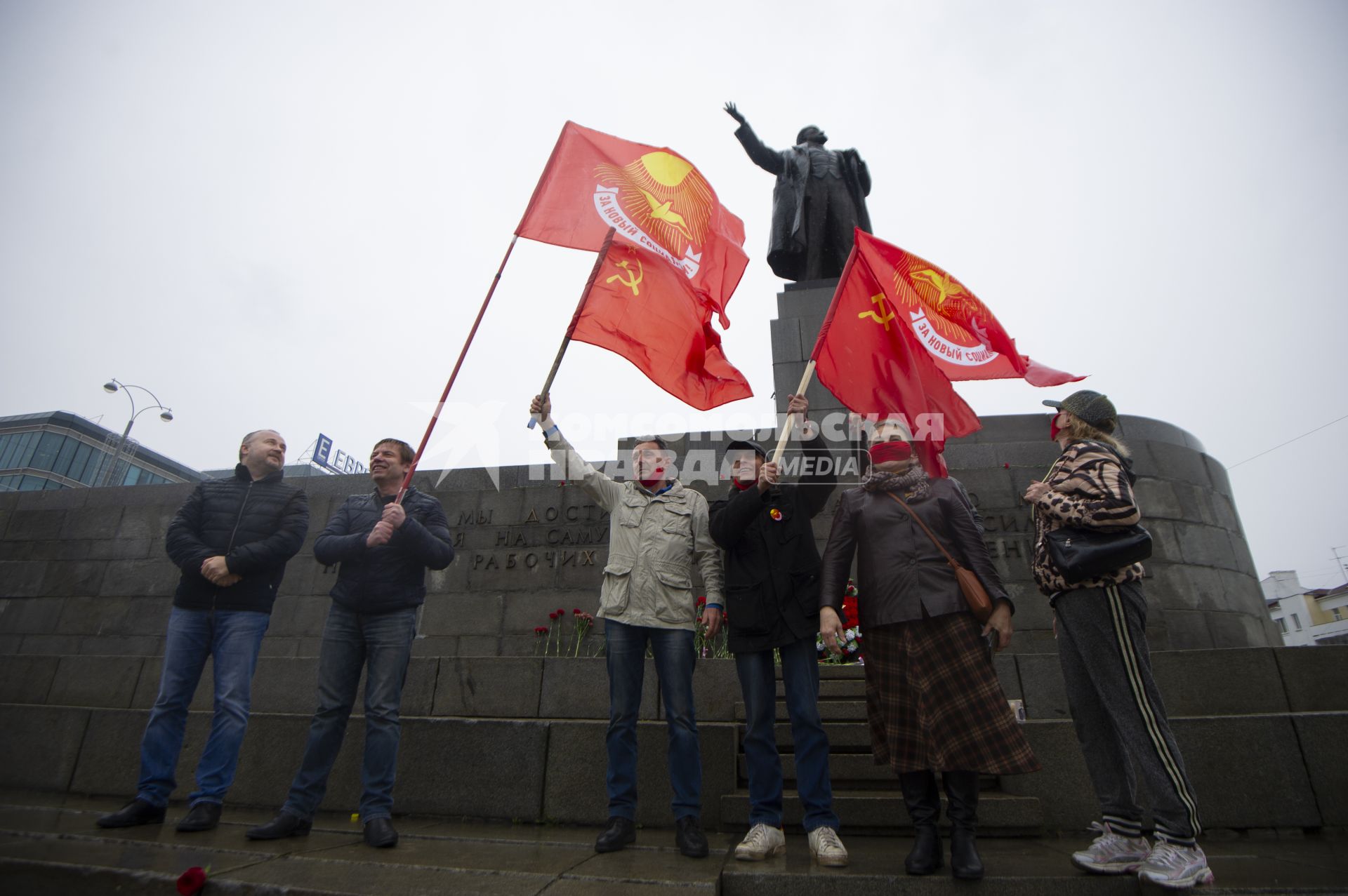 Екатеринбург. Сторнники партии КПРФ у памятника В.И.Ленину в день 150-летней годовщины со дня его рождения