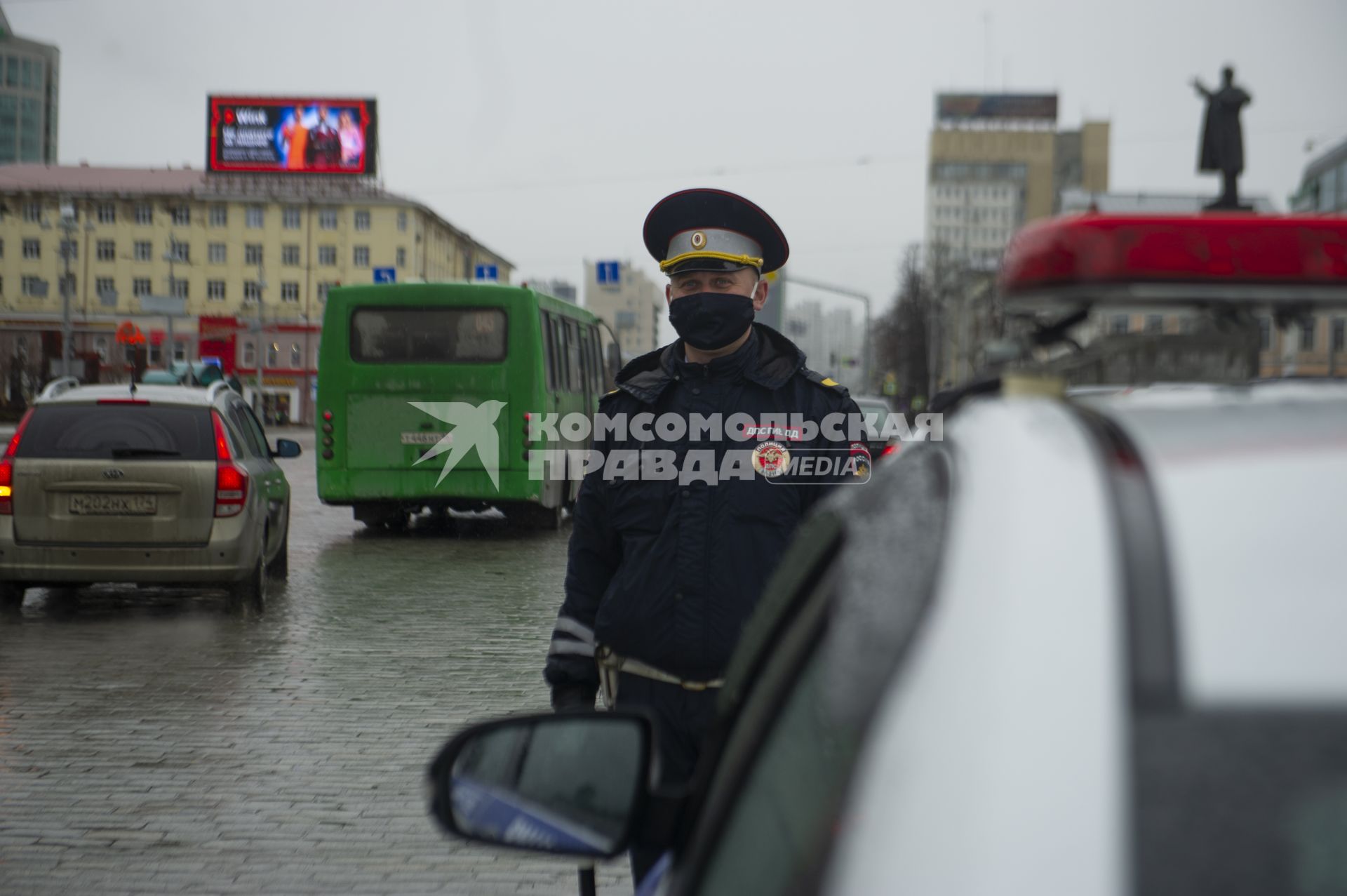 Екатеринбург. Сотрудник ГИБДД в медицинской маске  во время режима самоизоляции введенного для нераспространения коронавирусной инфекции COVID-19