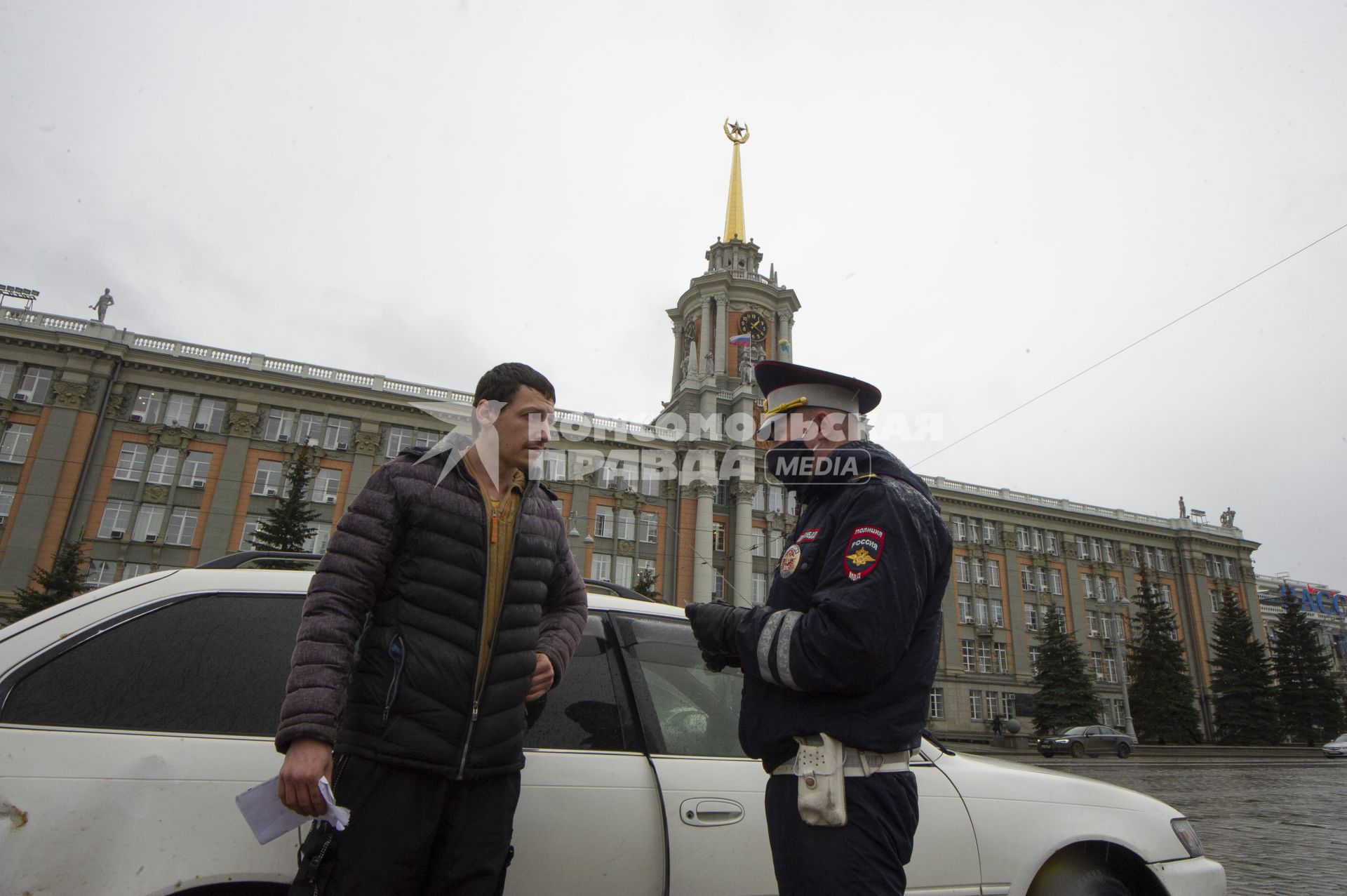 Екатеринбург. Сотрудник ГИБДД в медицинской маске  во время режима самоизоляции введенного для нераспространения коронавирусной инфекции COVID-19