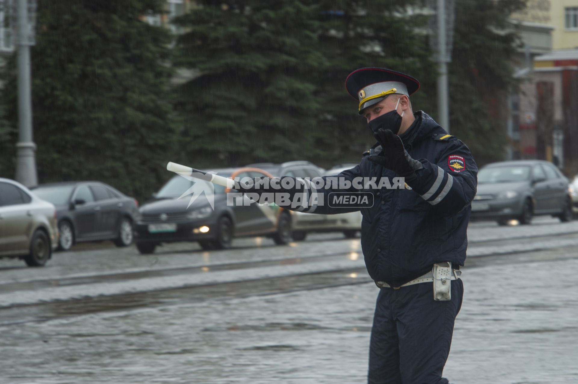 Екатеринбург. Сотрудник ГИБДД в медицинской маске  во время режима самоизоляции введенного для нераспространения коронавирусной инфекции COVID-19