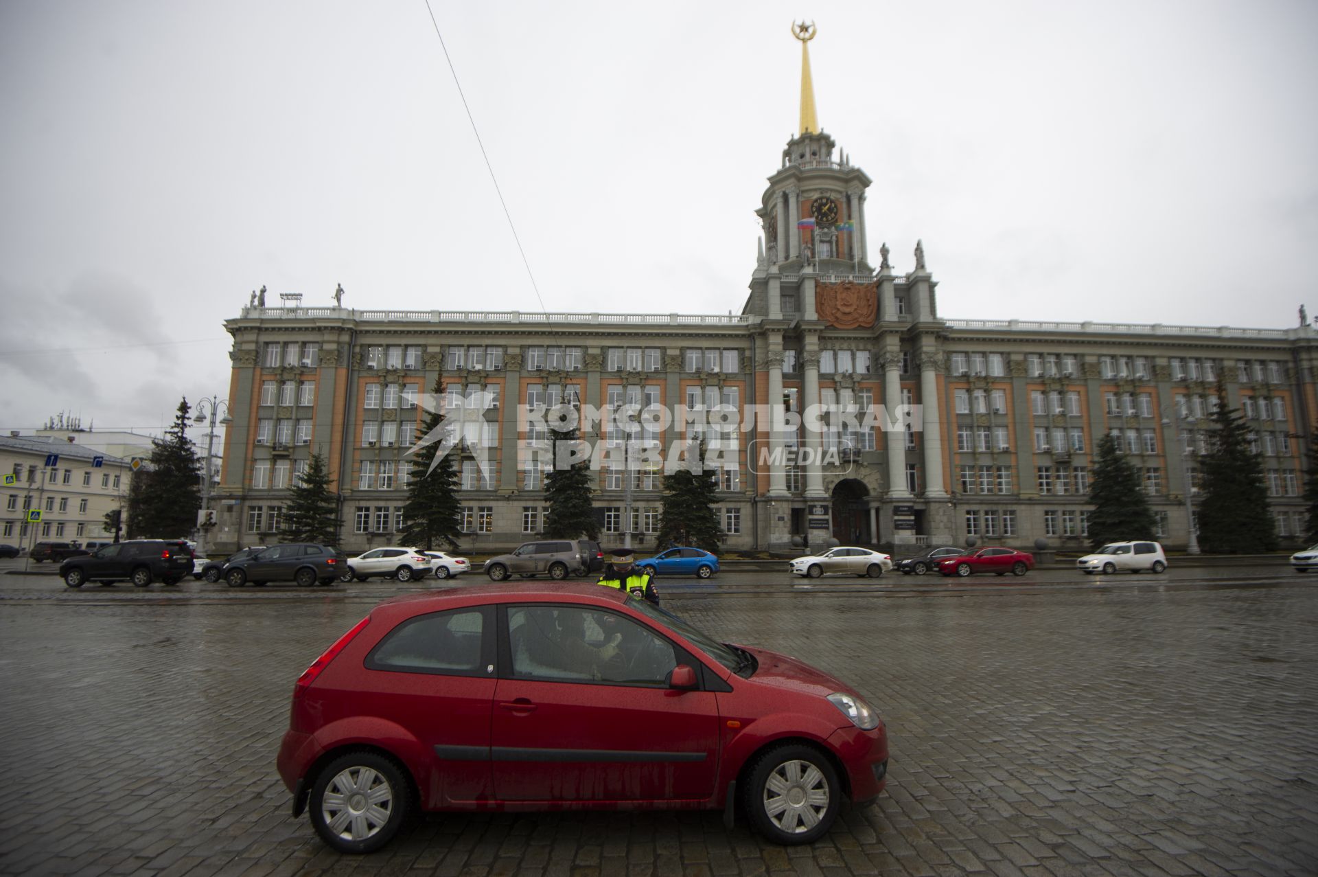 Екатеринбург. Сотрудник ГИБДД в медицинской маске  во время режима самоизоляции введенного для нераспространения коронавирусной инфекции COVID-19