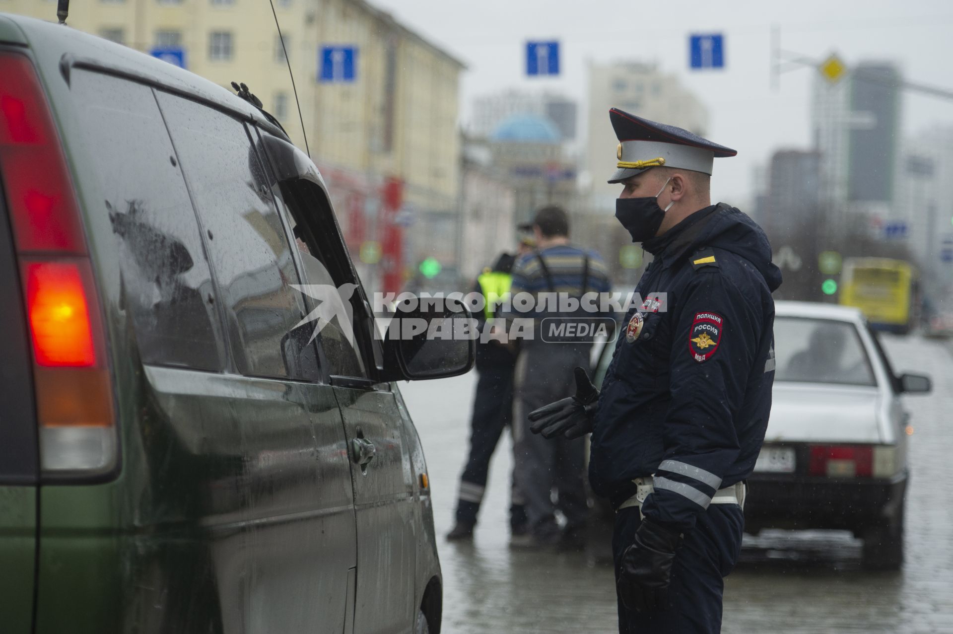 Екатеринбург. Сотрудник ГИБДД в медицинской маске  во время режима самоизоляции введенного для нераспространения коронавирусной инфекции COVID-19