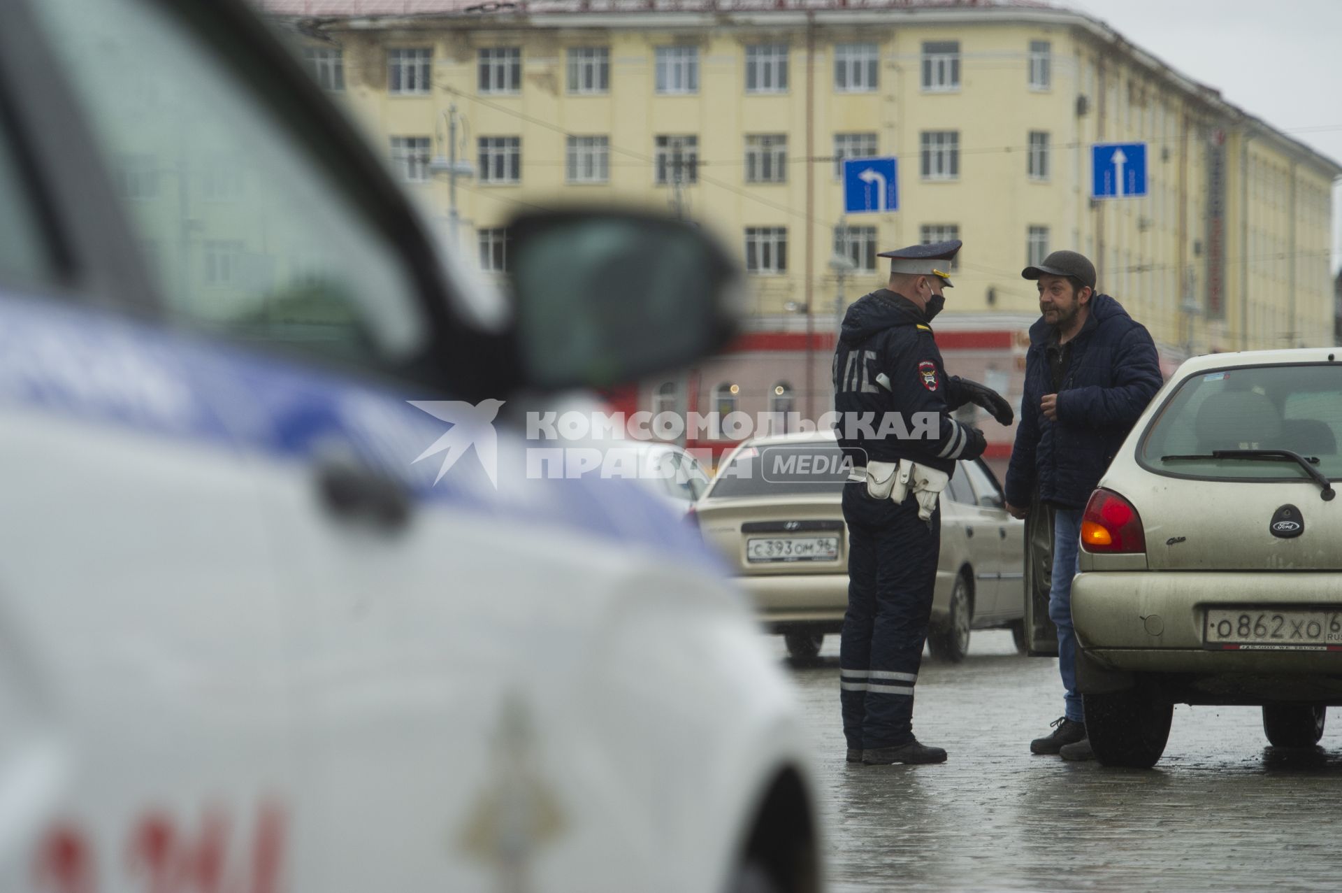 Екатеринбург. Сотрудник ГИБДД в медицинской маске  во время режима самоизоляции введенного для нераспространения коронавирусной инфекции COVID-19