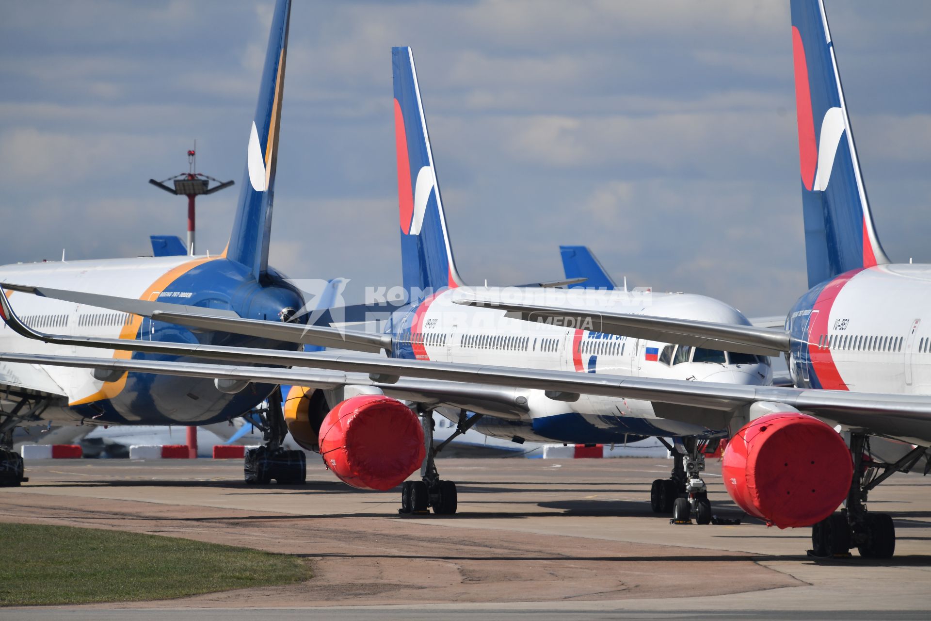 Москва.  Самолеты авиакомпании Azur Air на территории международного аэропорта Внуково.