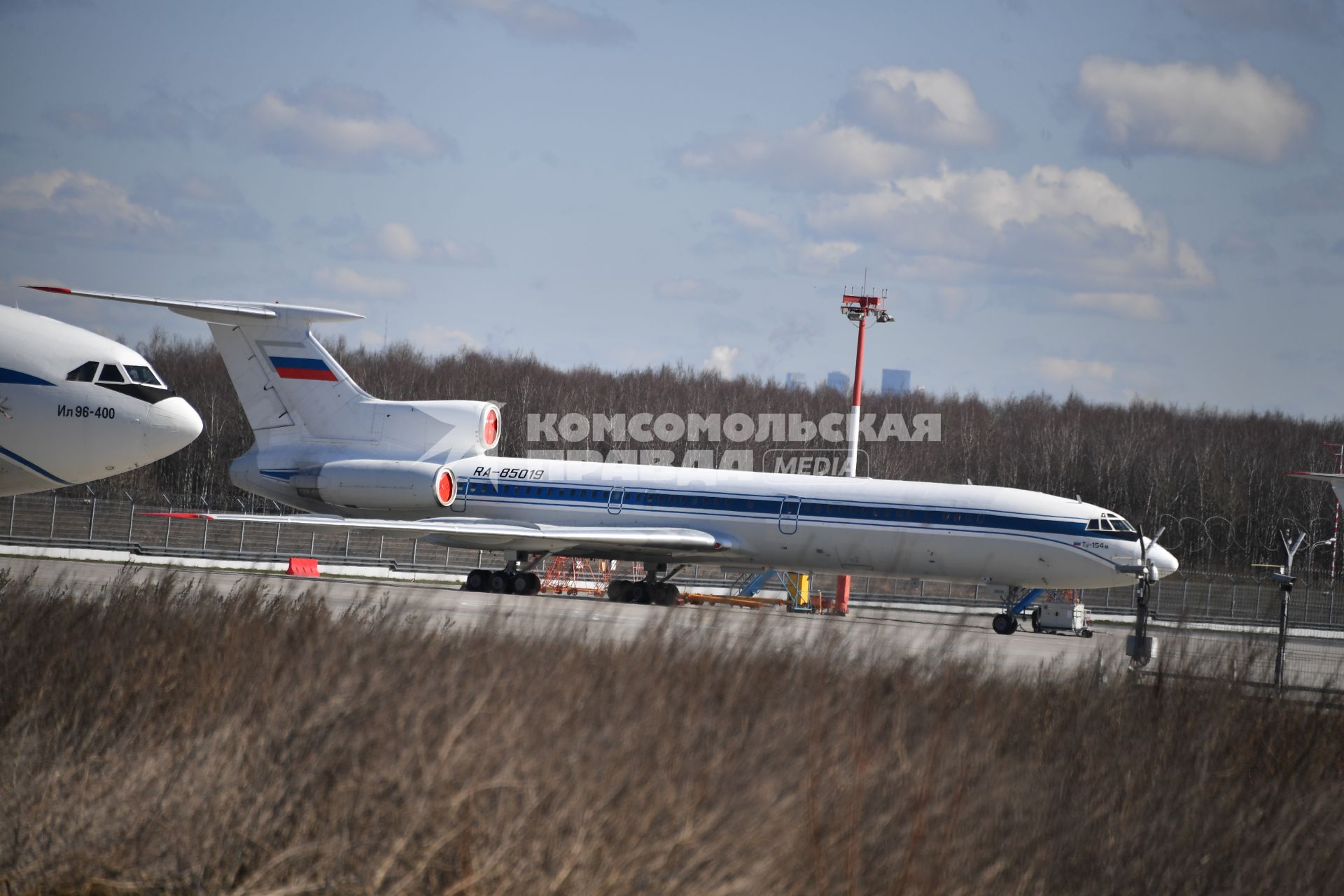 Москва.  Самолет Ту-154М на территории международного аэропорта Внуково.