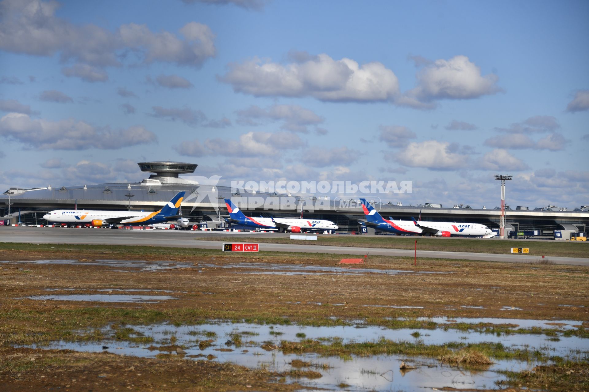 Москва.  Самолеты авиакомпании Azur Air на территории международного аэропорта Внуково.