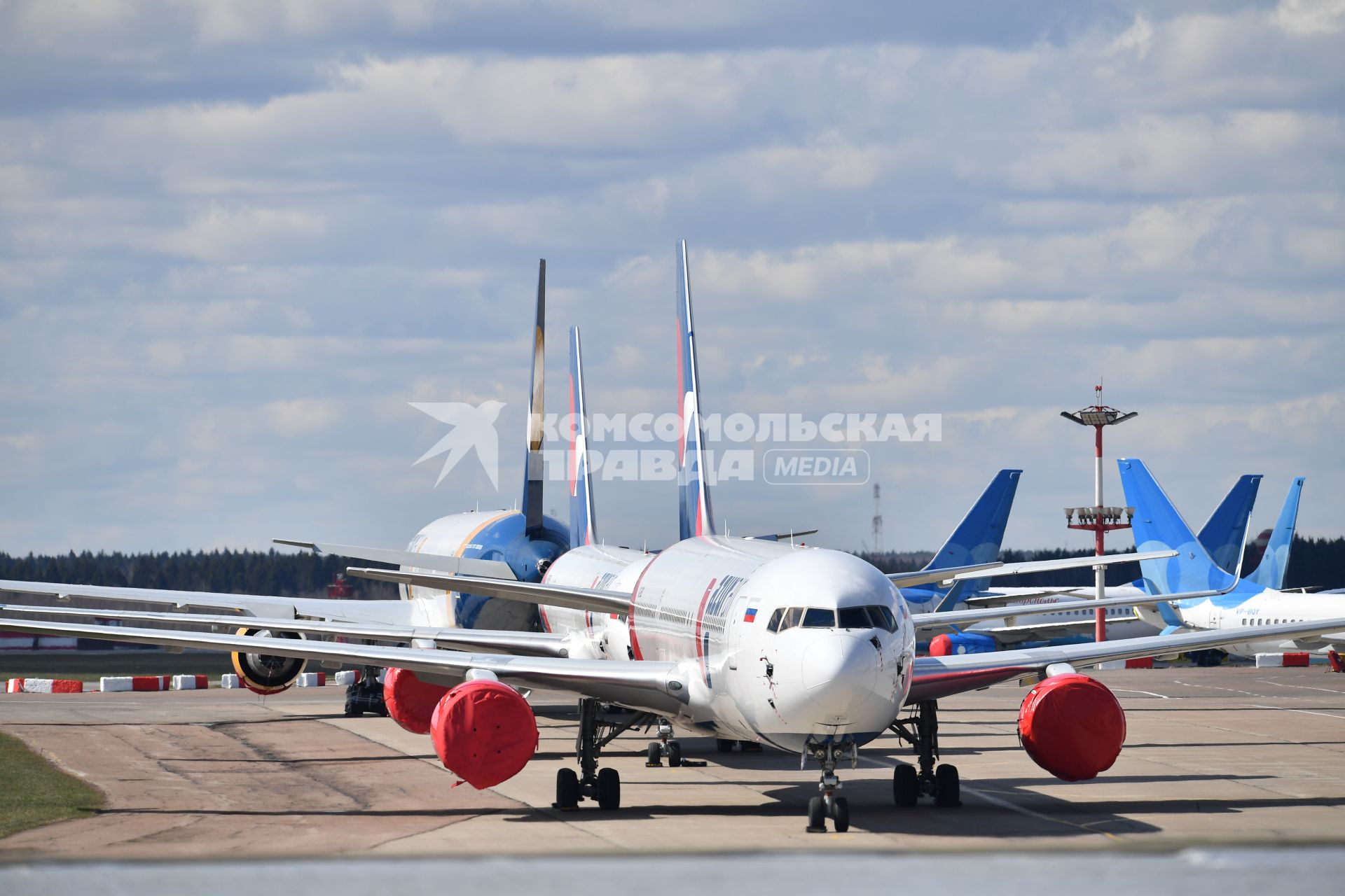 Москва.  Самолеты авиакомпании Azur Air на территории международного аэропорта Внуково.