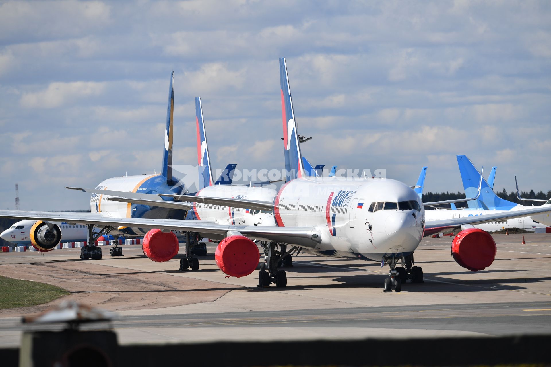 Москва.  Самолеты авиакомпании Azur Air на территории международного аэропорта Внуково.