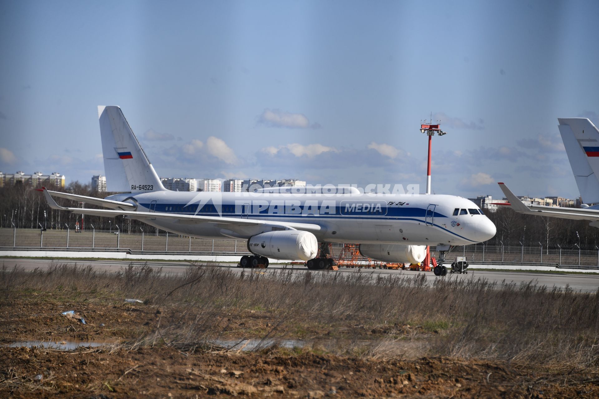 Москва. Самолет Ту-214  на территории международного аэропорта Внуково.