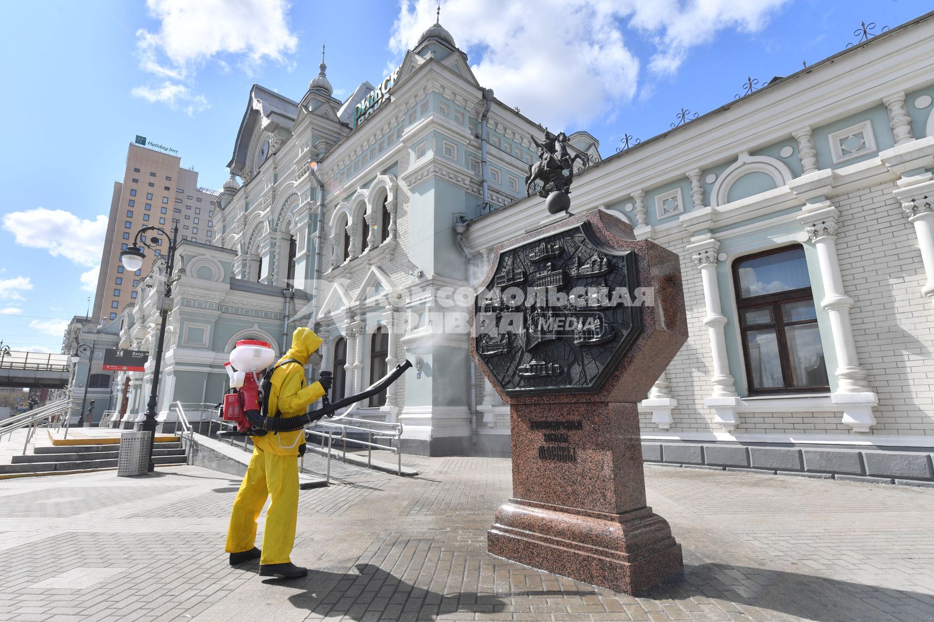 Москва. Сотрудник специального подразделения МЧС `Лидер` во время дезинфекции территории Белорусского вокзала в период пандемии коронавируса COVID-19.