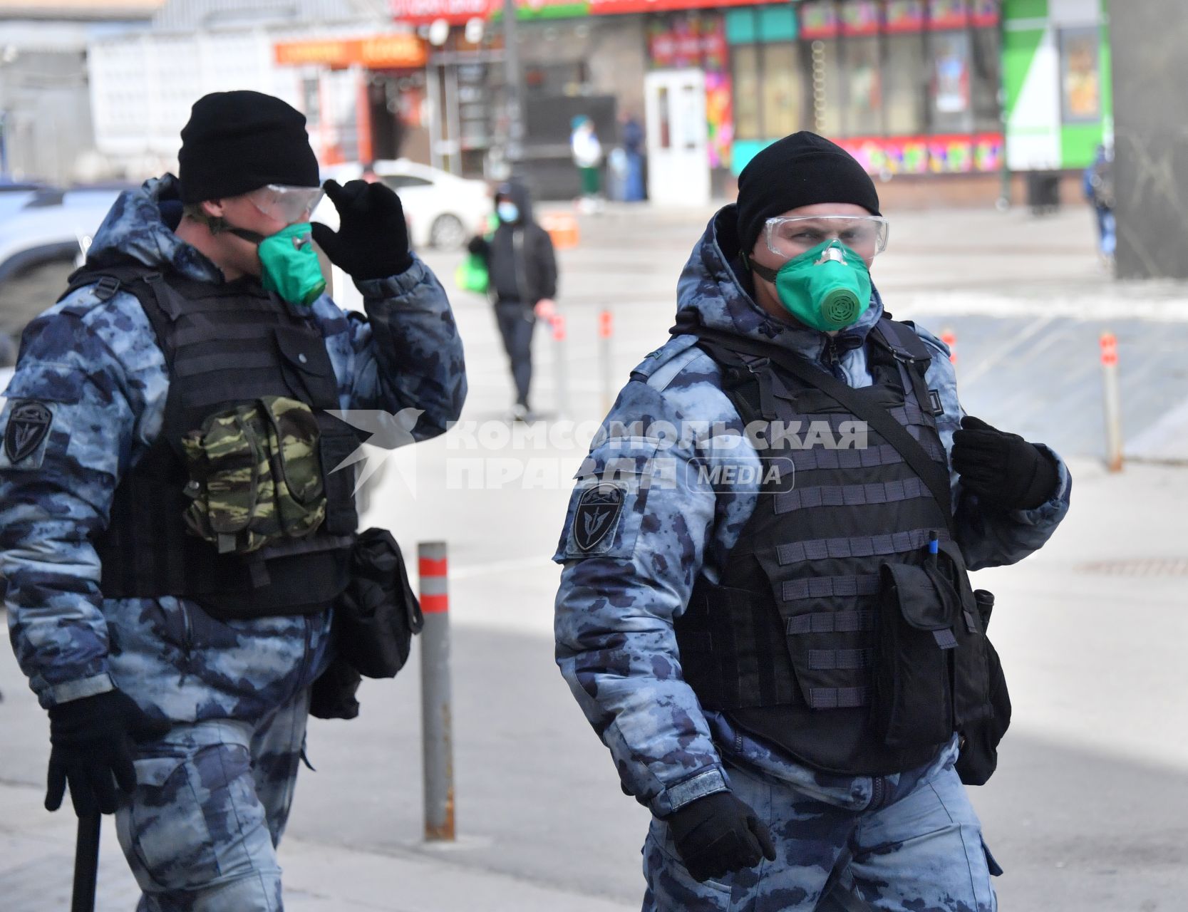 Москва. Сотрудники ОМОНа  в медицинских масках.