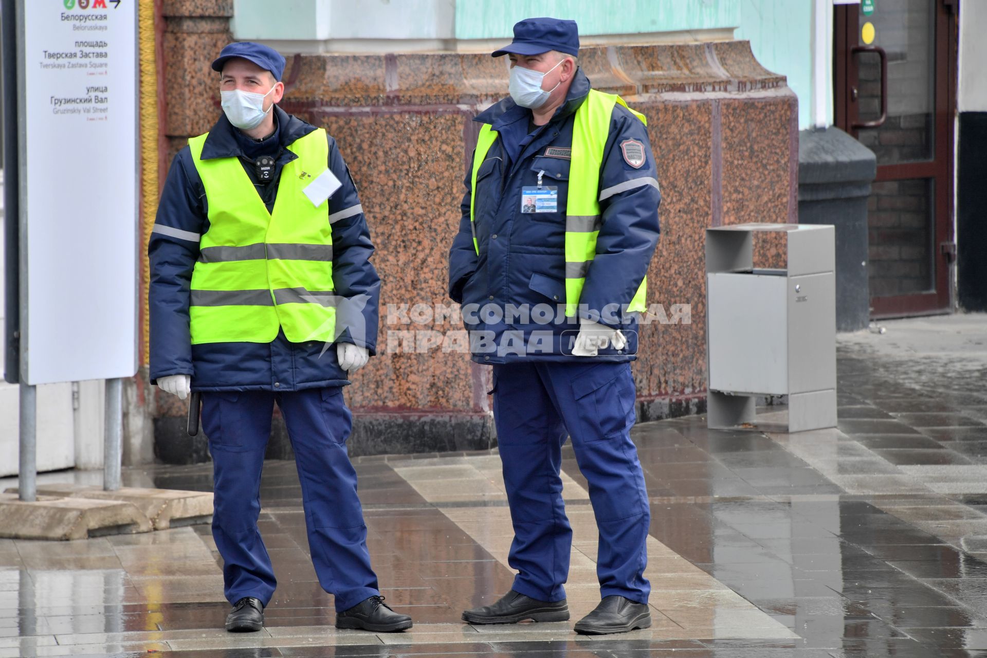 Москва. Дежурные в медицинских масках на Рижском вокзале.