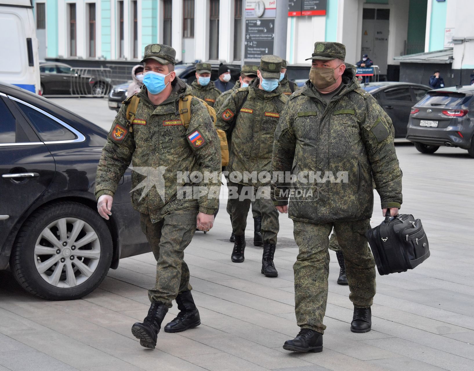 Москва.  Военнослужащие в медицинских масках на Рижском вокзале.